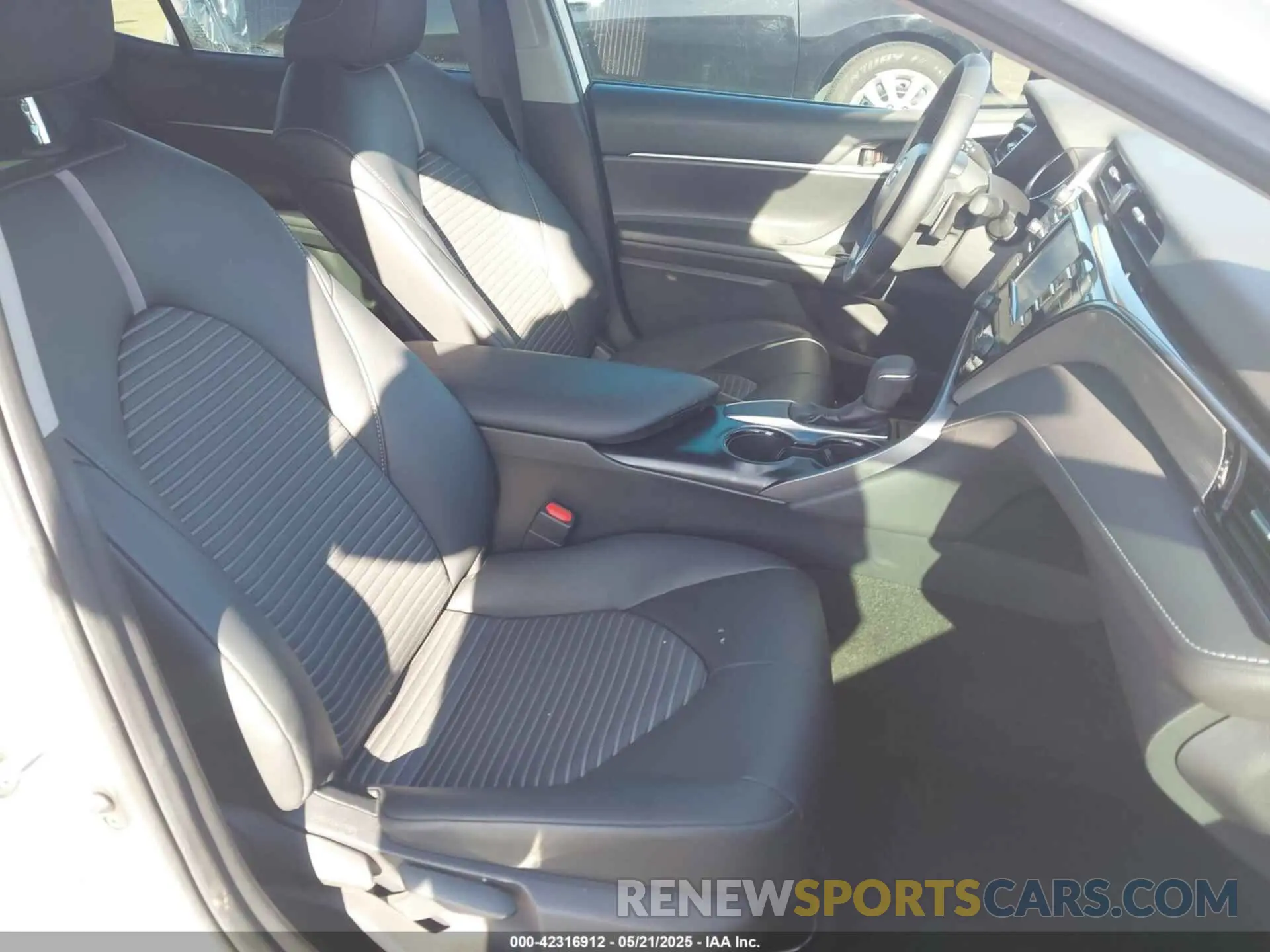 5 Photograph of a damaged car 4T1B11HK0KU169346 TOYOTA CAMRY 2019