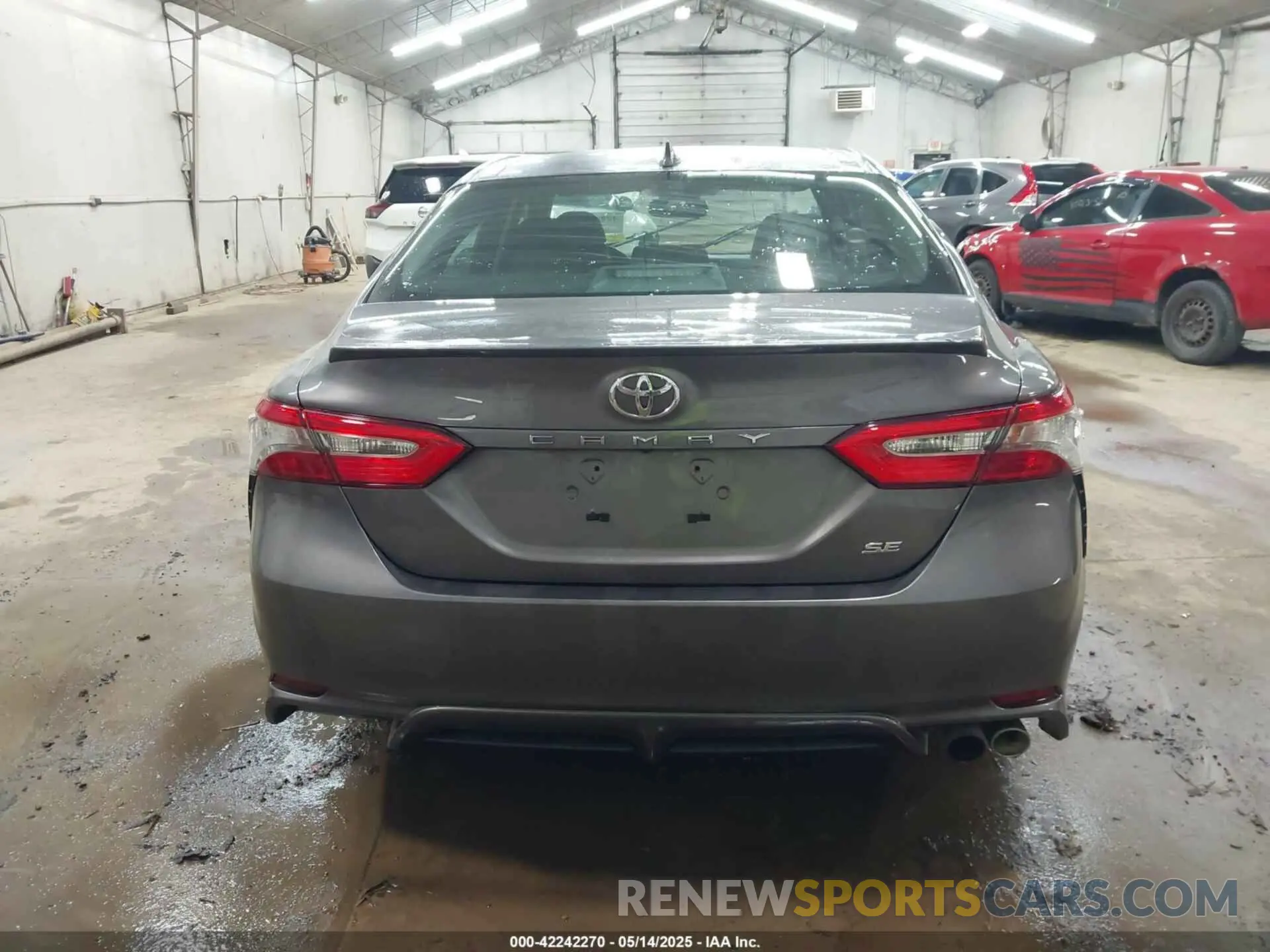 16 Photograph of a damaged car 4T1B11HK0KU175647 TOYOTA CAMRY 2019