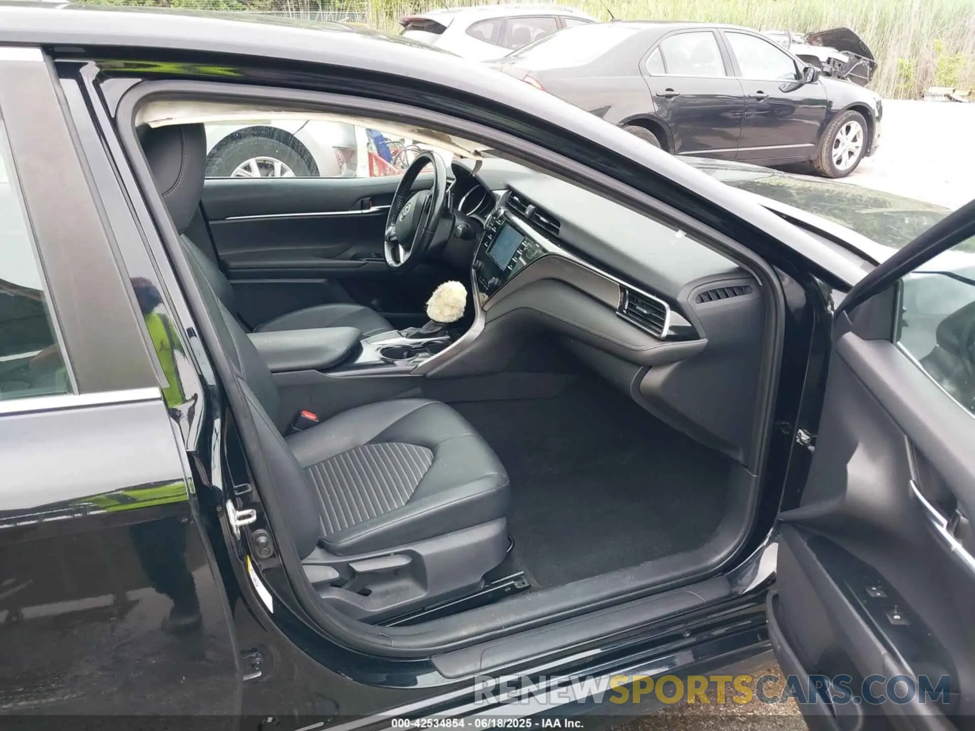 5 Photograph of a damaged car 4T1B11HK0KU211269 TOYOTA CAMRY 2019