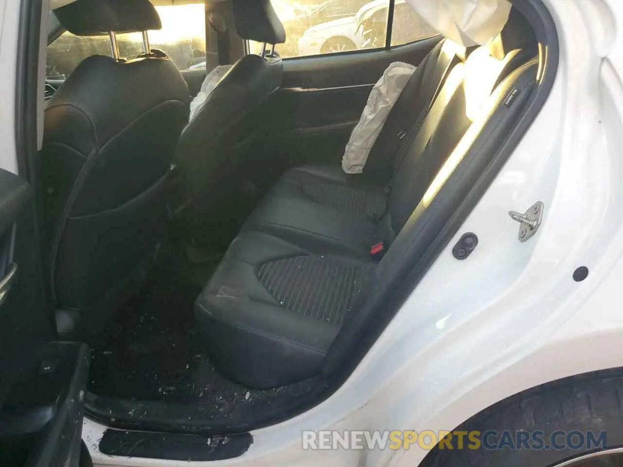 10 Photograph of a damaged car 4T1B11HK0KU272749 TOYOTA CAMRY 2019