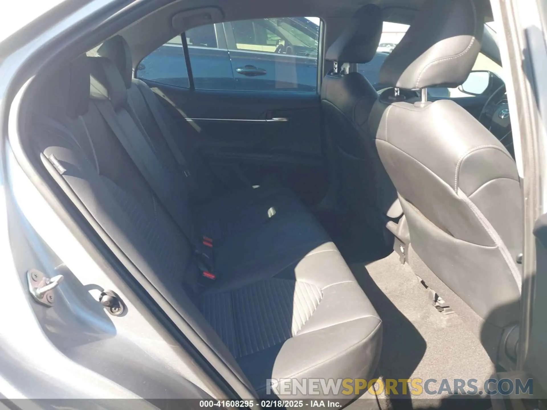 8 Photograph of a damaged car 4T1B11HK0KU283170 TOYOTA CAMRY 2019