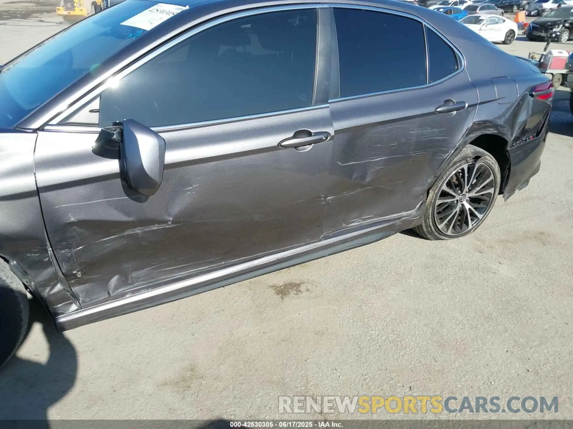 17 Photograph of a damaged car 4T1B11HK0KU687618 TOYOTA CAMRY 2019