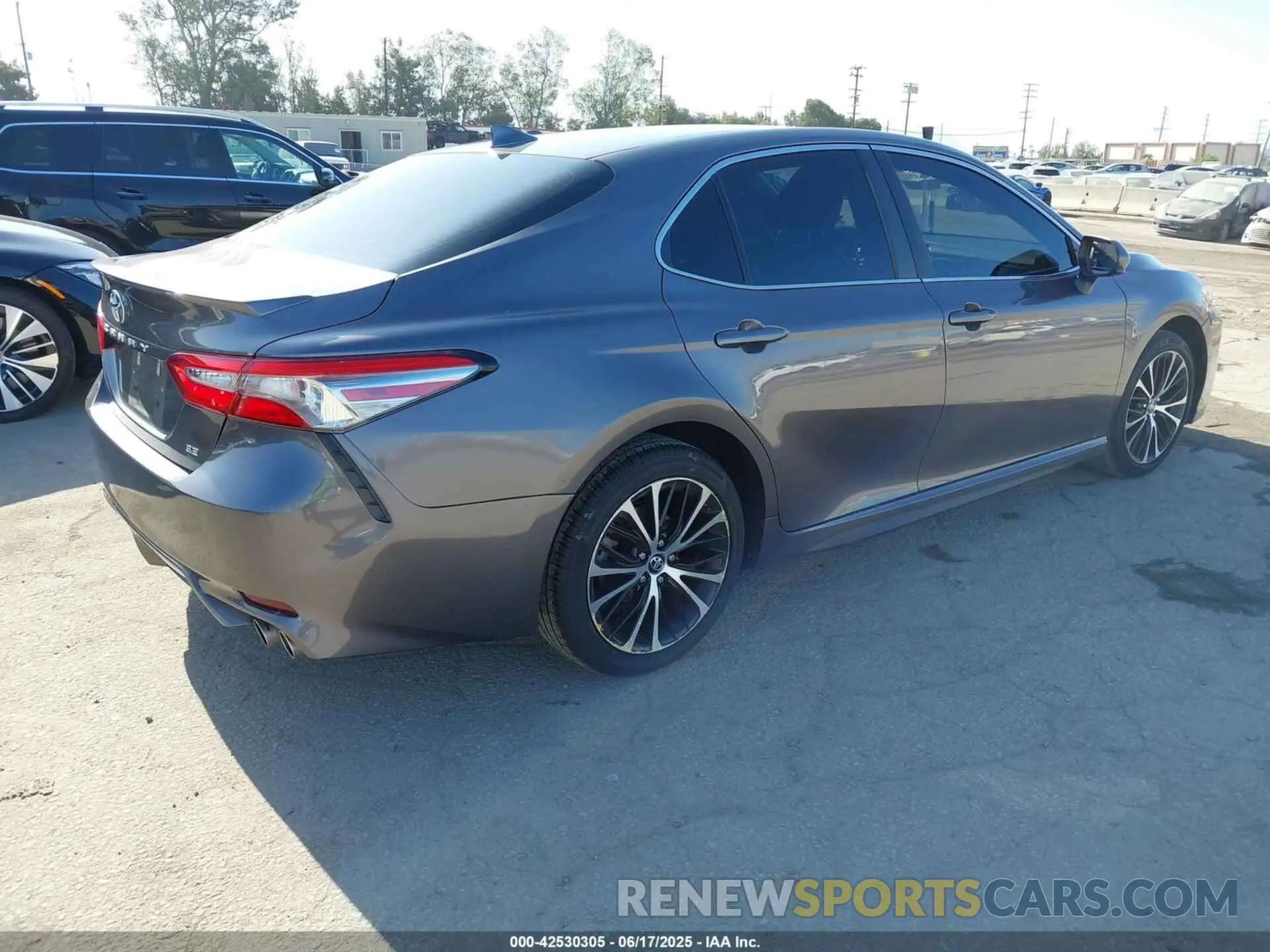 4 Photograph of a damaged car 4T1B11HK0KU687618 TOYOTA CAMRY 2019