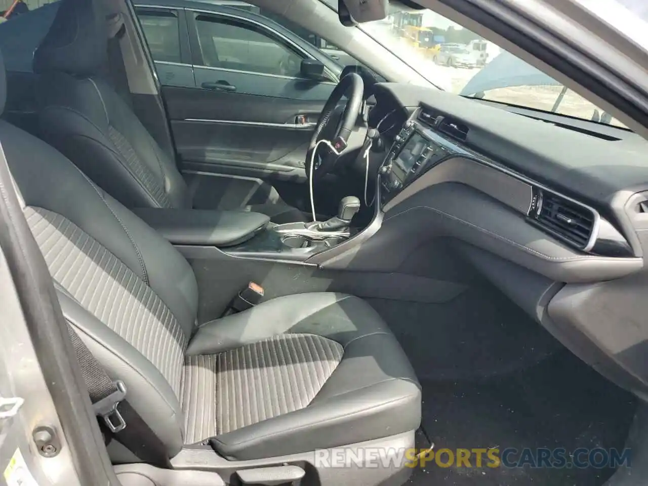 5 Photograph of a damaged car 4T1B11HK0KU688106 TOYOTA CAMRY 2019