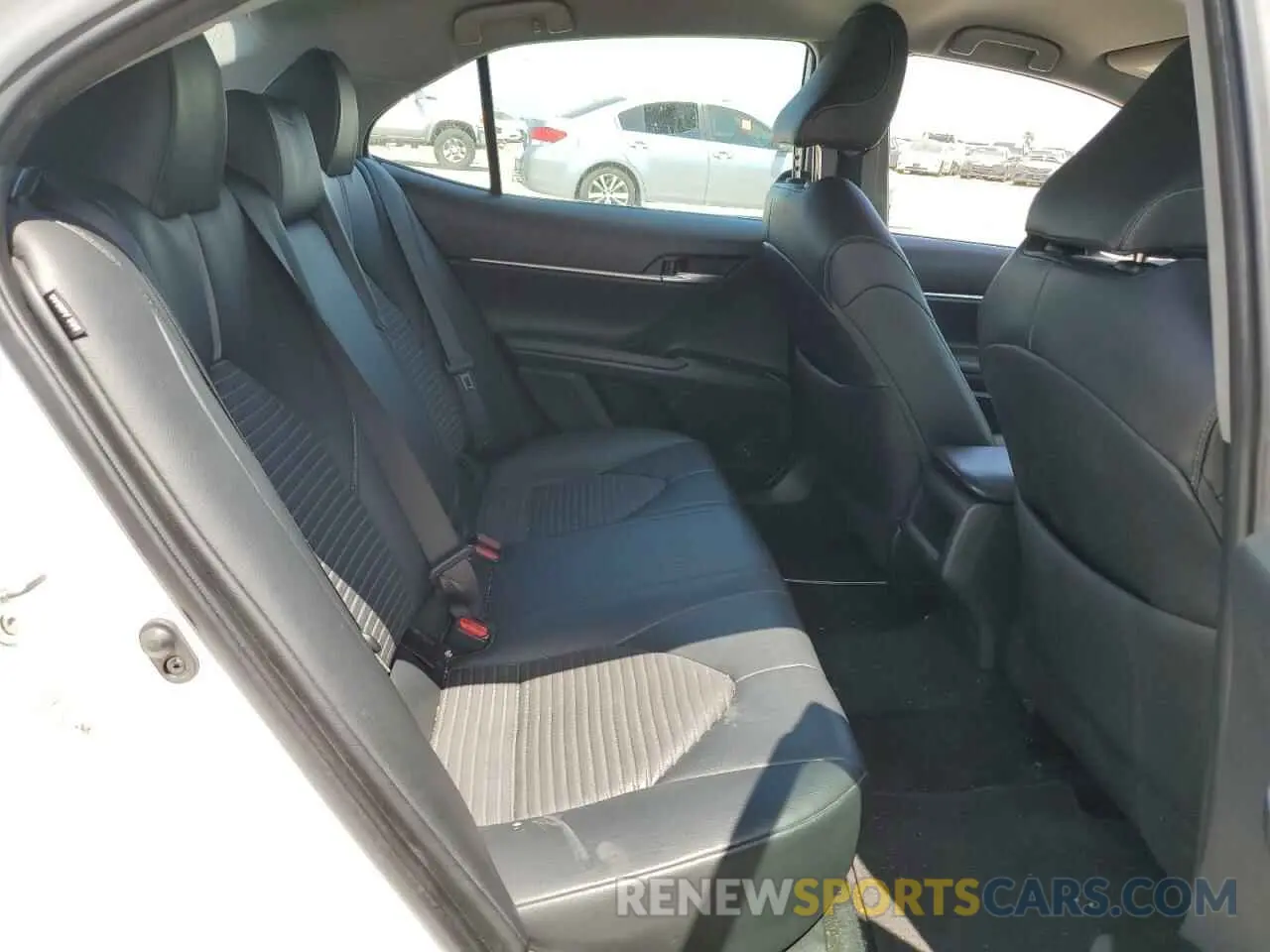 10 Photograph of a damaged car 4T1B11HK0KU714879 TOYOTA CAMRY 2019