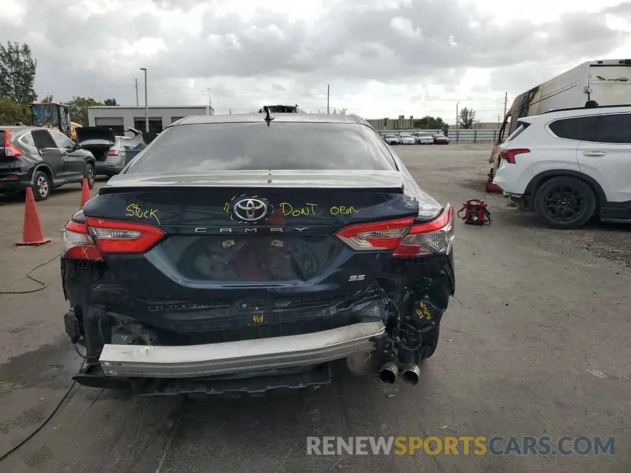 6 Photograph of a damaged car 4T1B11HK0KU739913 TOYOTA CAMRY 2019