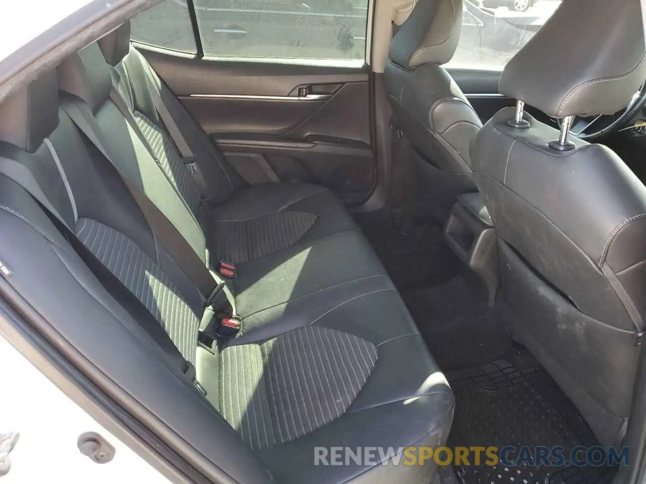 10 Photograph of a damaged car 4T1B11HK0KU744299 TOYOTA CAMRY 2019
