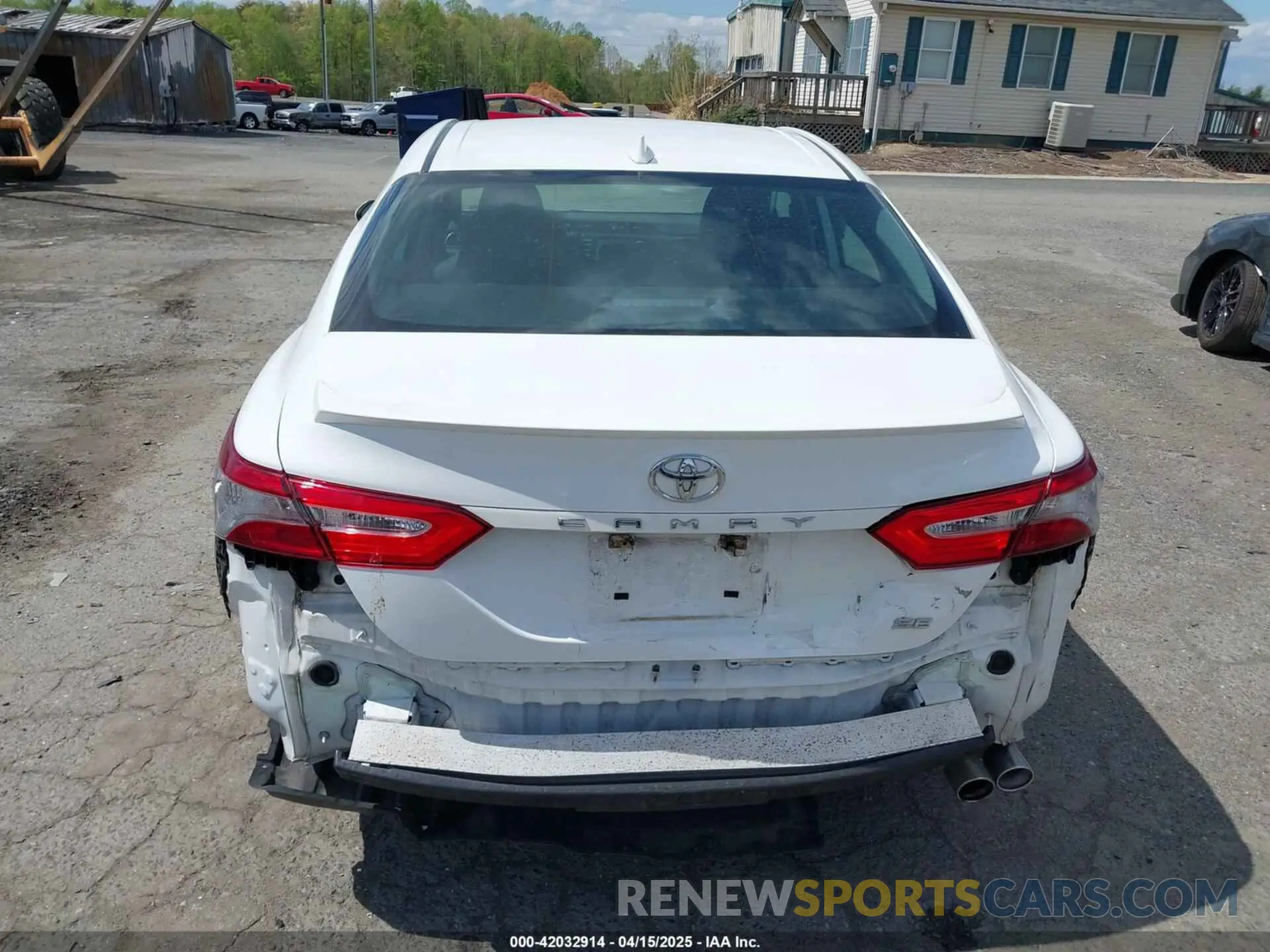 16 Photograph of a damaged car 4T1B11HK0KU754797 TOYOTA CAMRY 2019