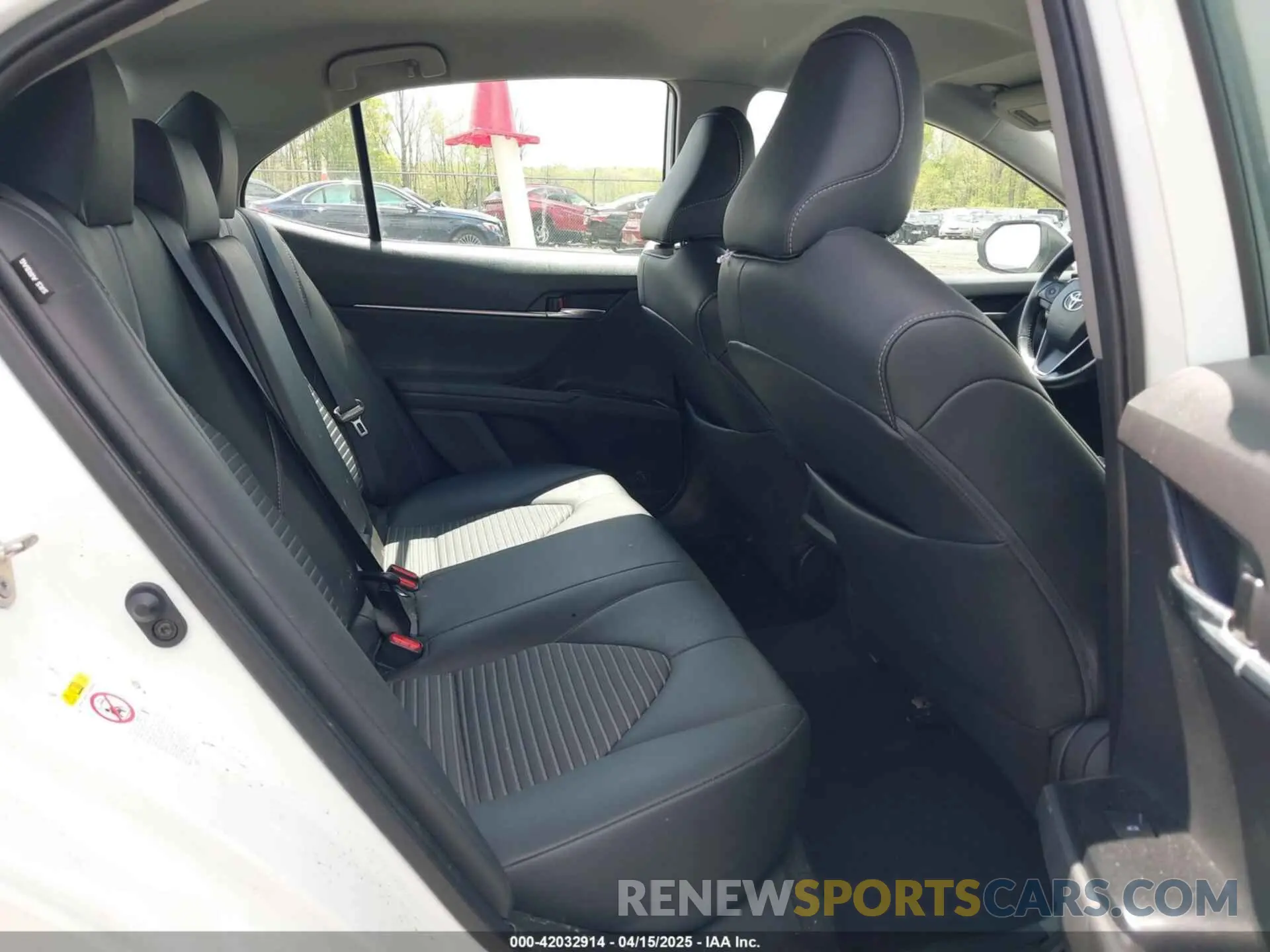 8 Photograph of a damaged car 4T1B11HK0KU754797 TOYOTA CAMRY 2019