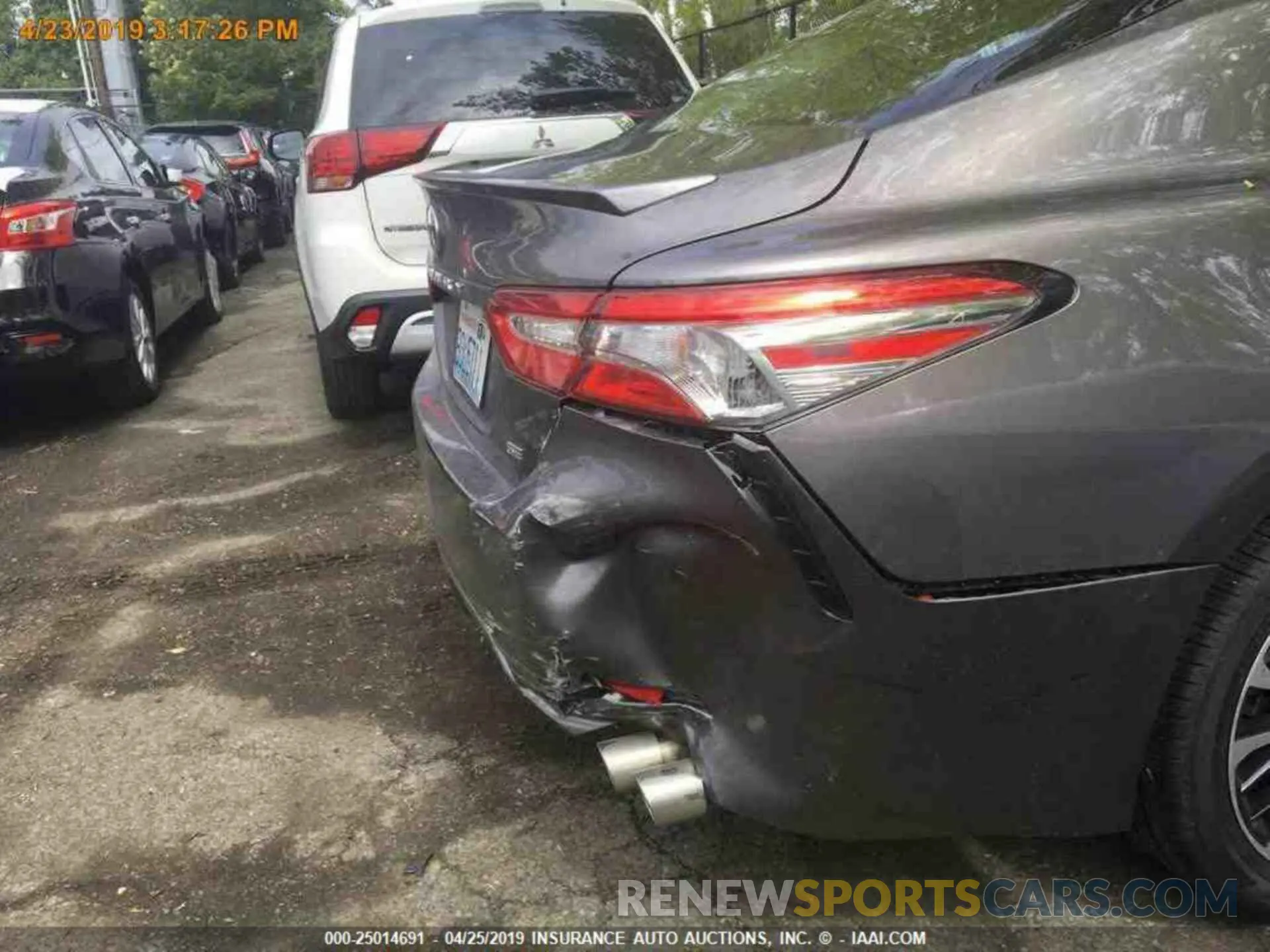 16 Photograph of a damaged car 4T1B11HK0KU758073 TOYOTA CAMRY 2019