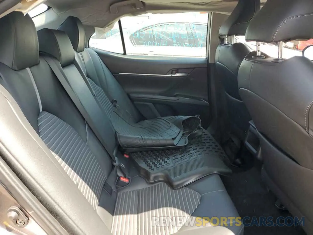 10 Photograph of a damaged car 4T1B11HK0KU766898 TOYOTA CAMRY 2019