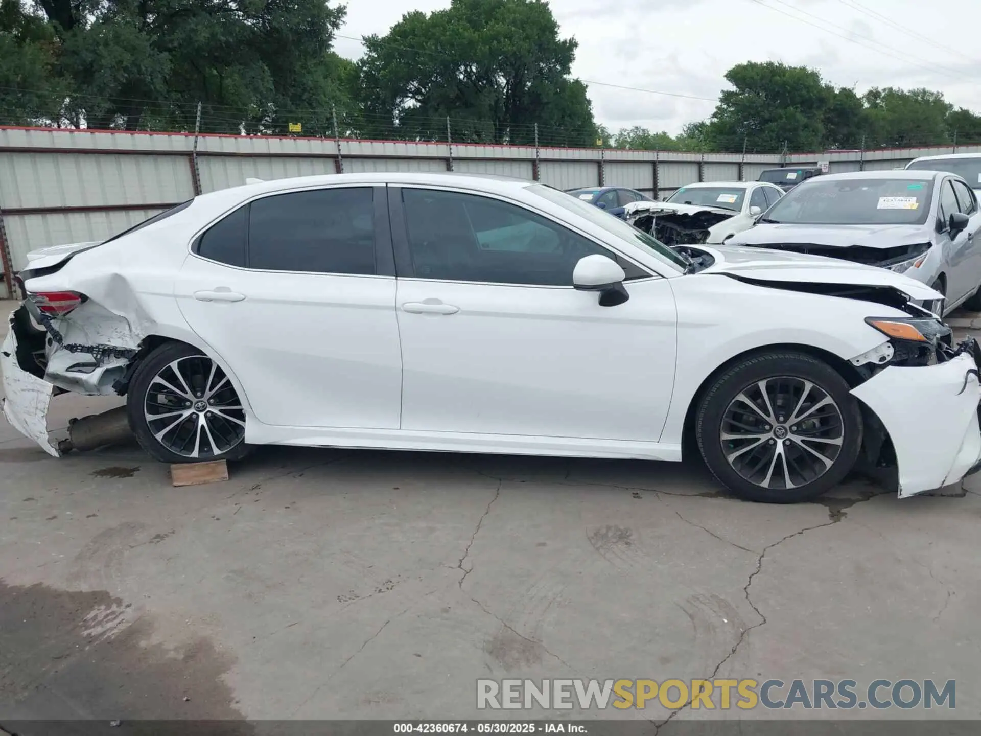 13 Photograph of a damaged car 4T1B11HK0KU775035 TOYOTA CAMRY 2019