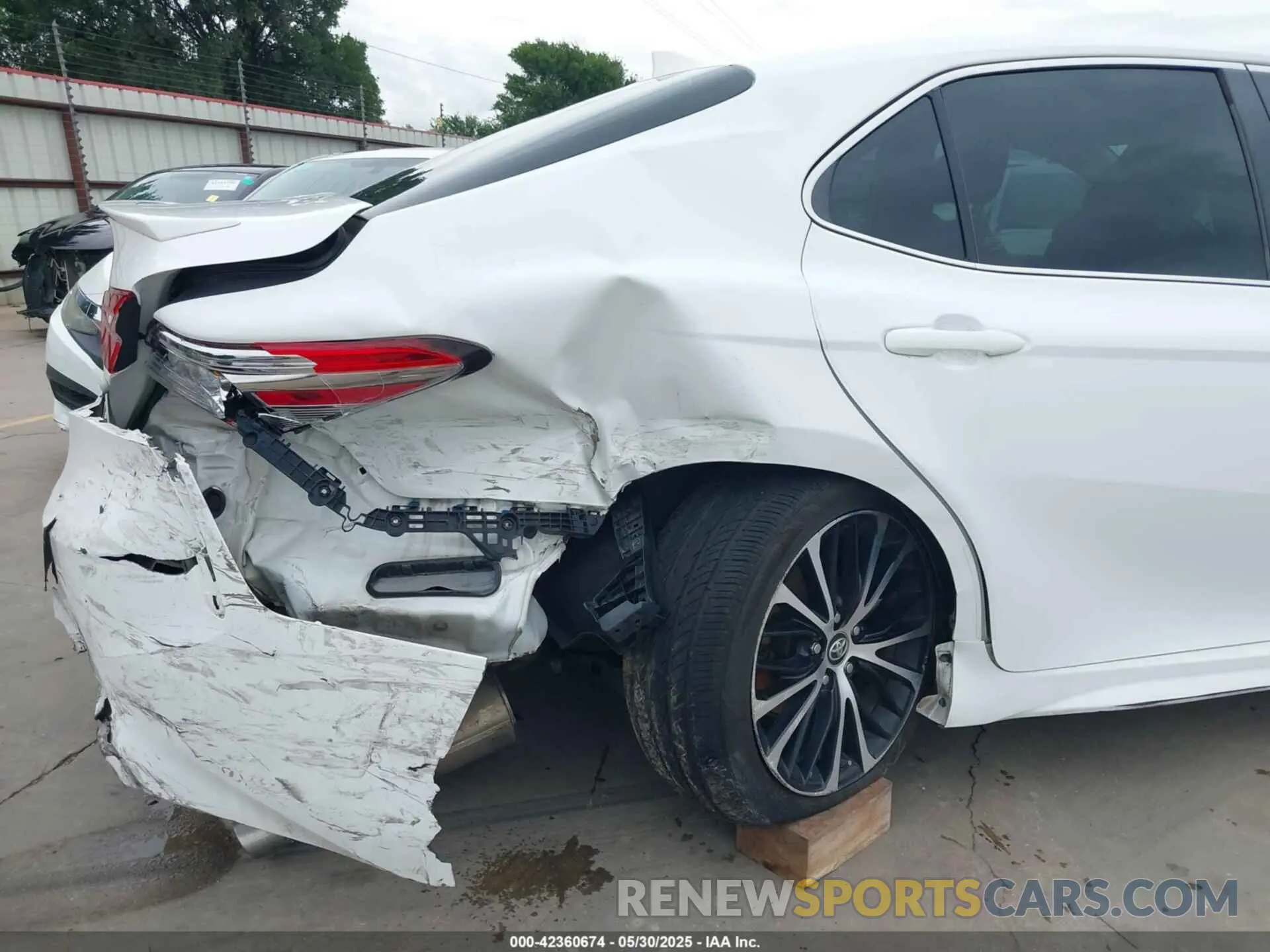 18 Photograph of a damaged car 4T1B11HK0KU775035 TOYOTA CAMRY 2019
