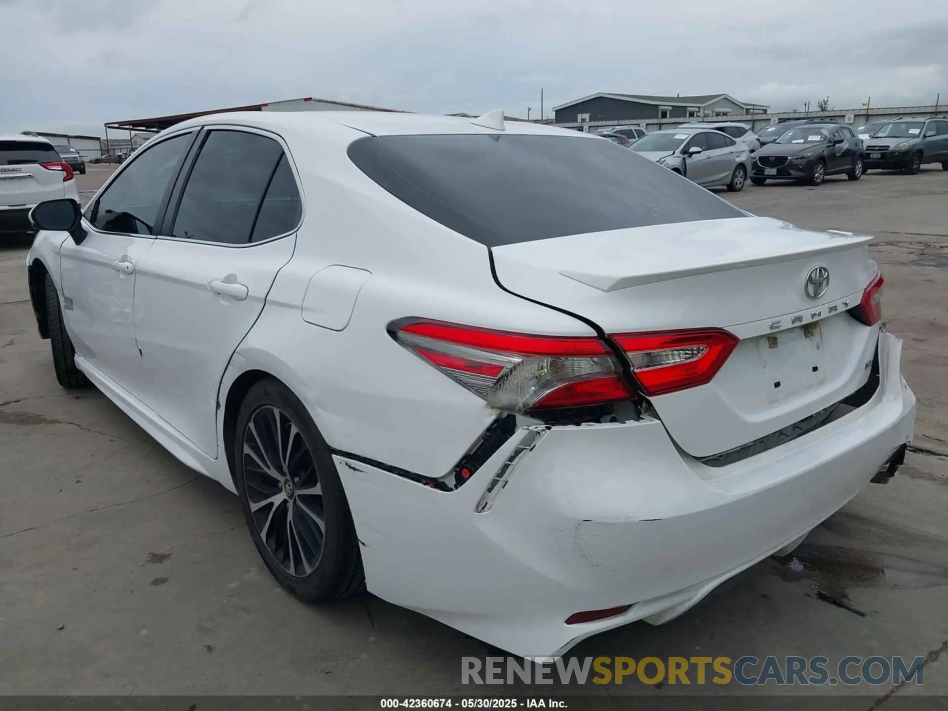 3 Photograph of a damaged car 4T1B11HK0KU775035 TOYOTA CAMRY 2019