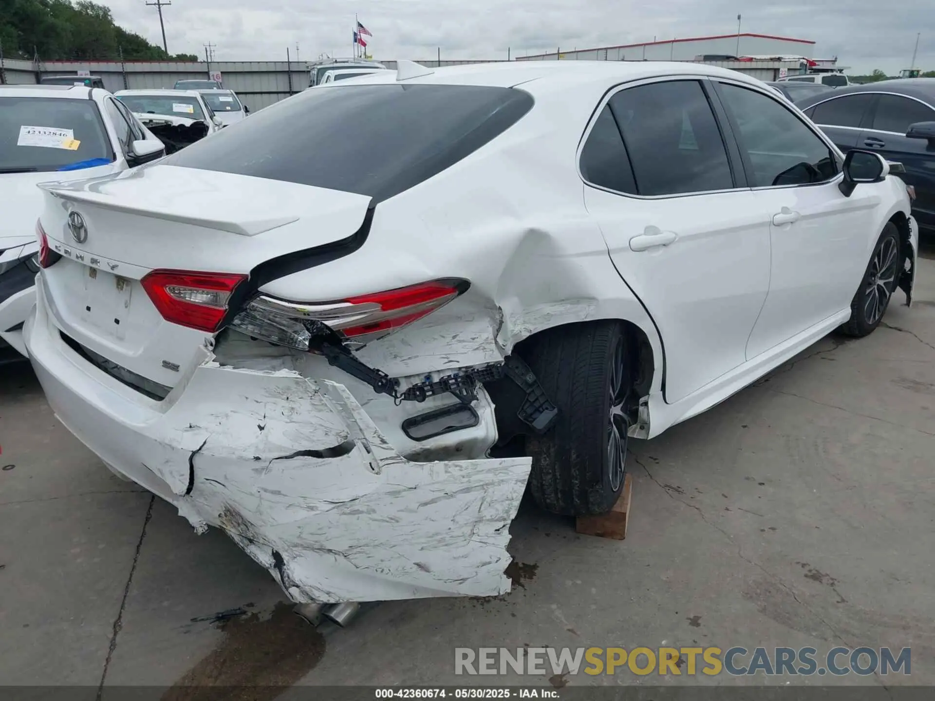 4 Photograph of a damaged car 4T1B11HK0KU775035 TOYOTA CAMRY 2019
