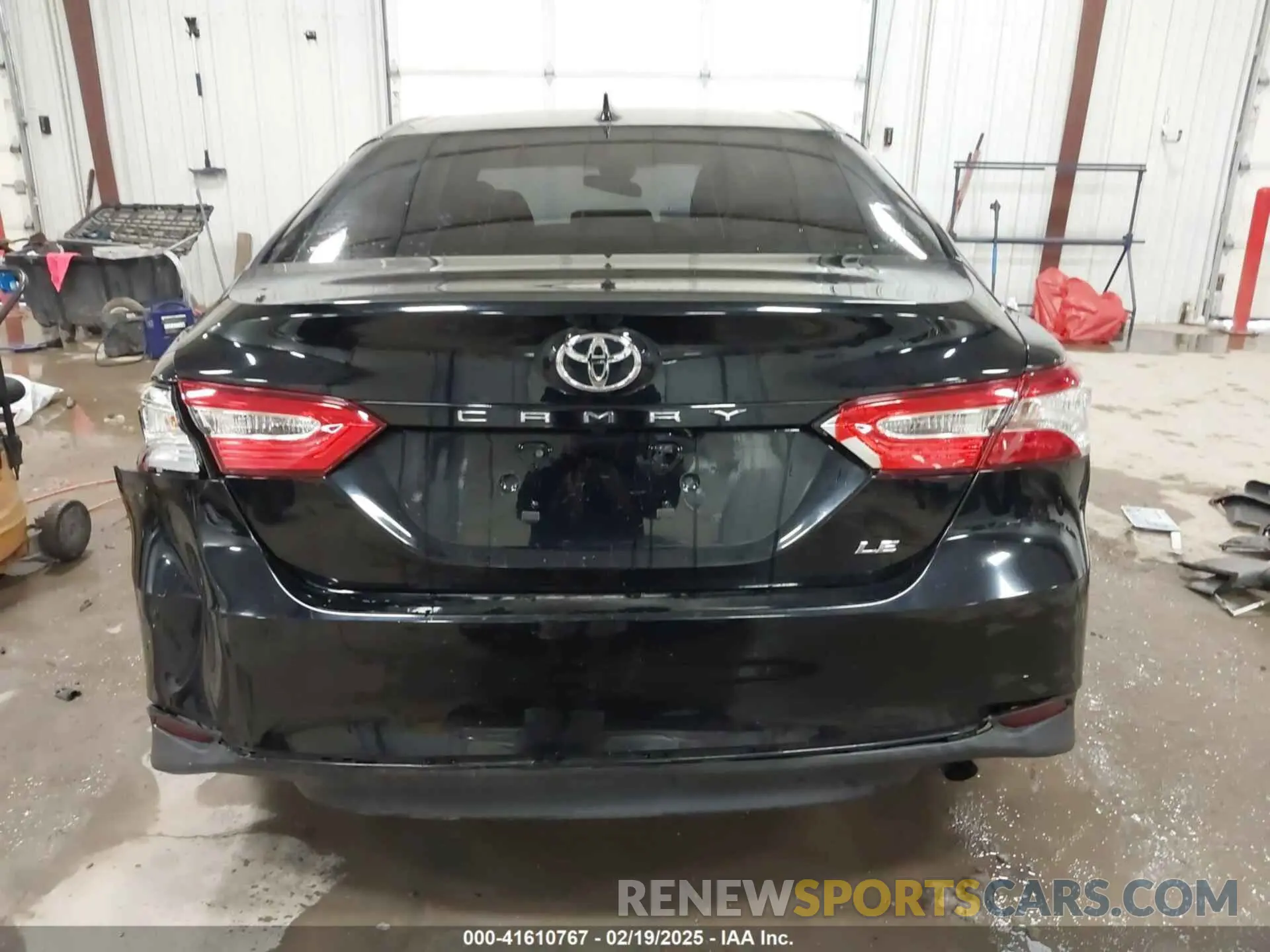 17 Photograph of a damaged car 4T1B11HK0KU788433 TOYOTA CAMRY 2019