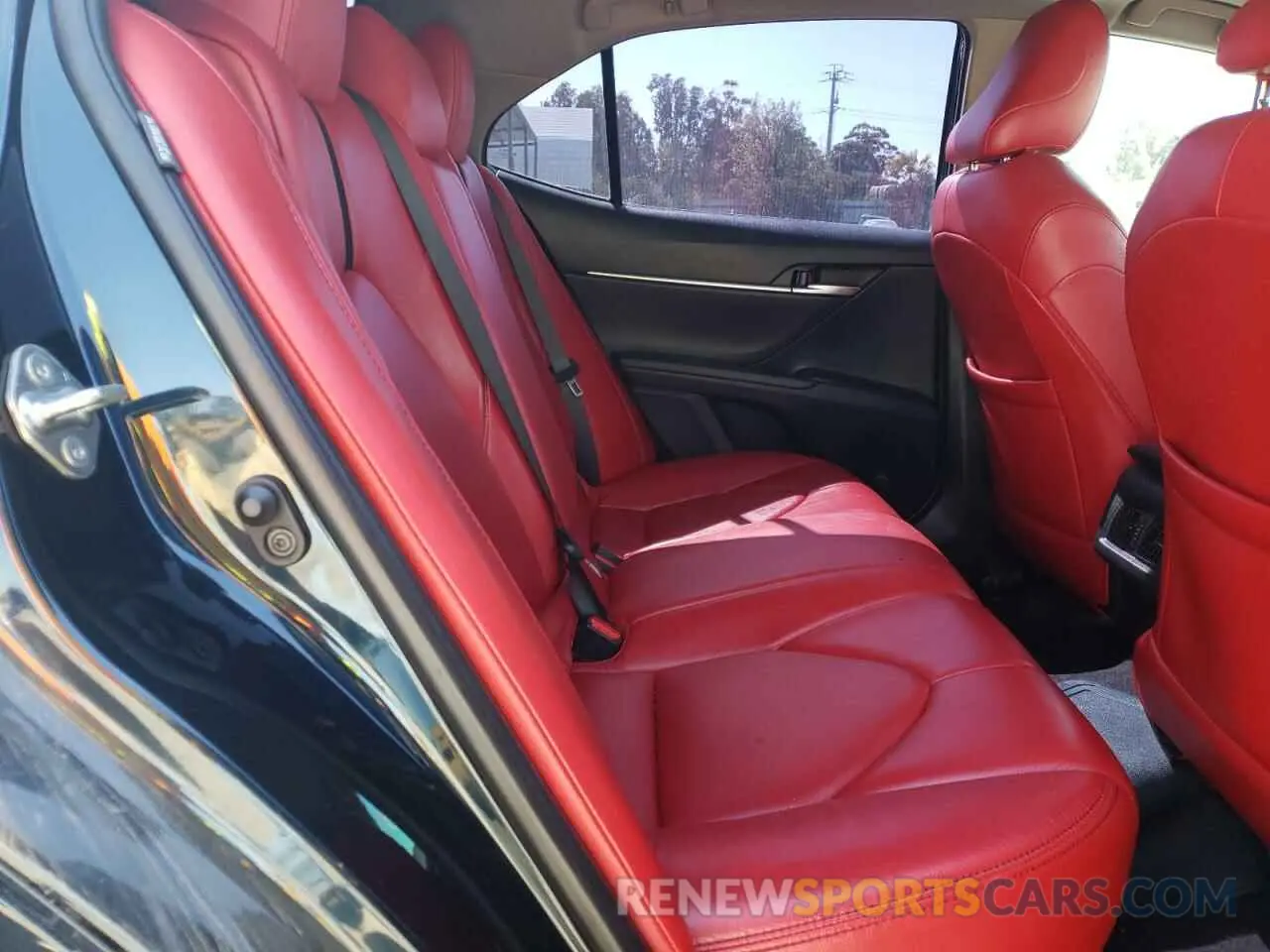 10 Photograph of a damaged car 4T1B11HK0KU813427 TOYOTA CAMRY 2019