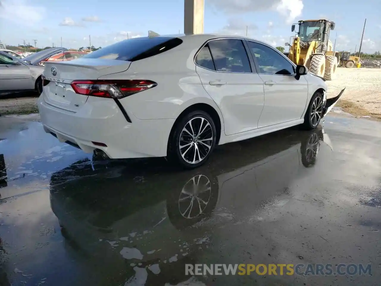 4 Photograph of a damaged car 4T1B11HK0KU825514 TOYOTA CAMRY 2019