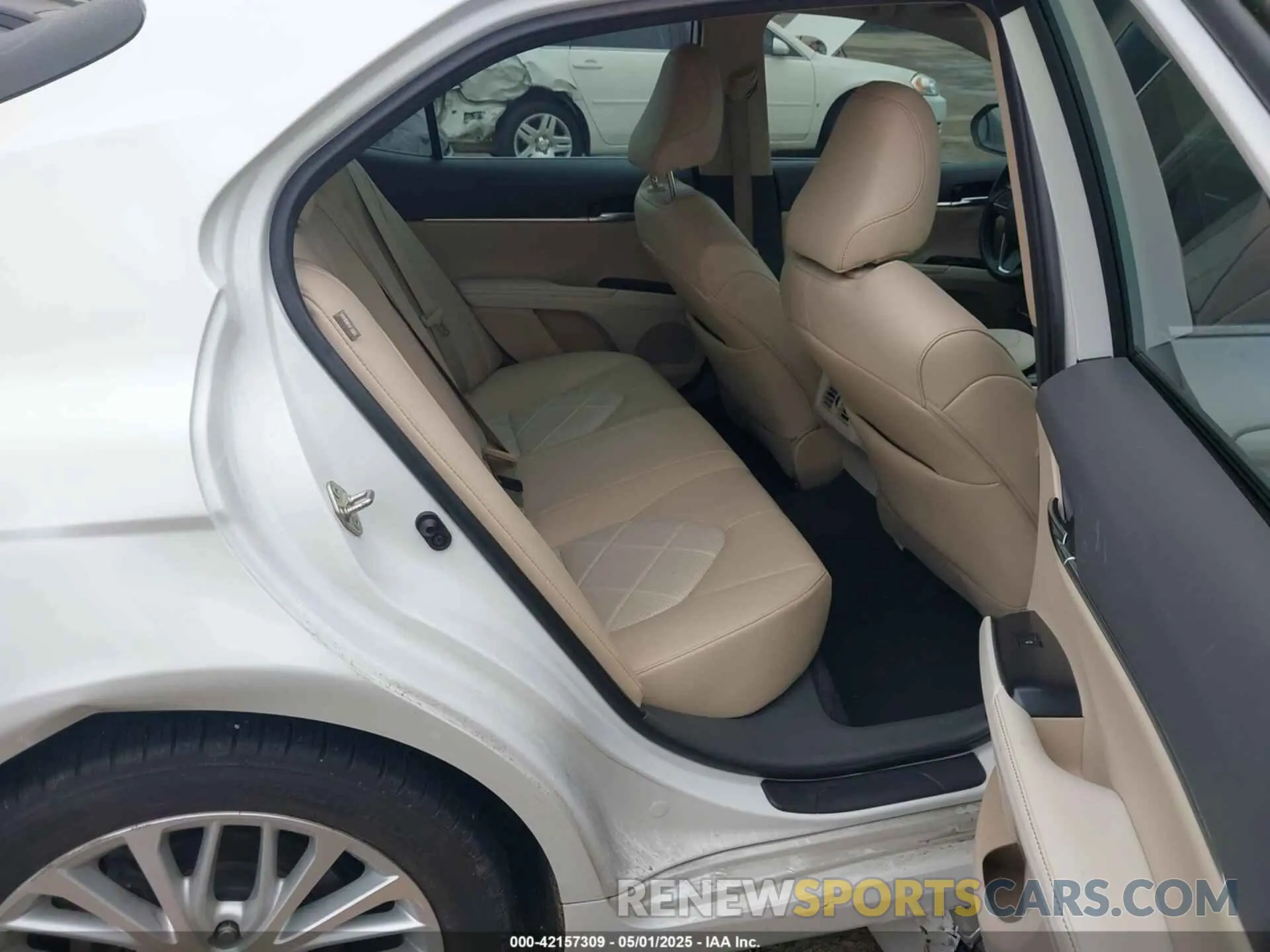 8 Photograph of a damaged car 4T1B11HK0KU841129 TOYOTA CAMRY 2019