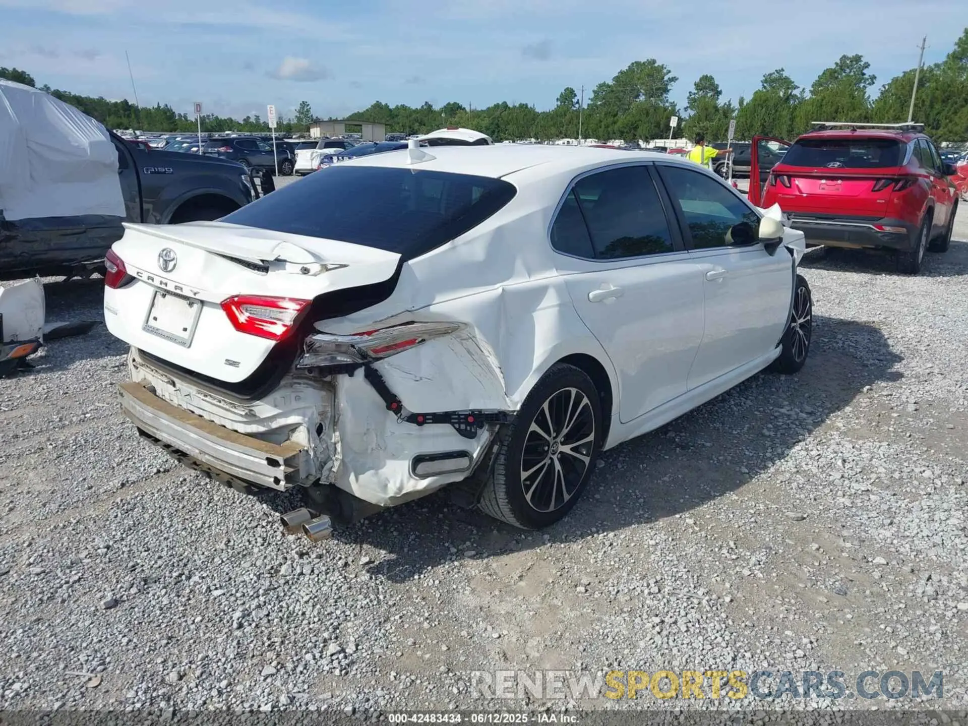 4 Photograph of a damaged car 4T1B11HK1KU197320 TOYOTA CAMRY 2019