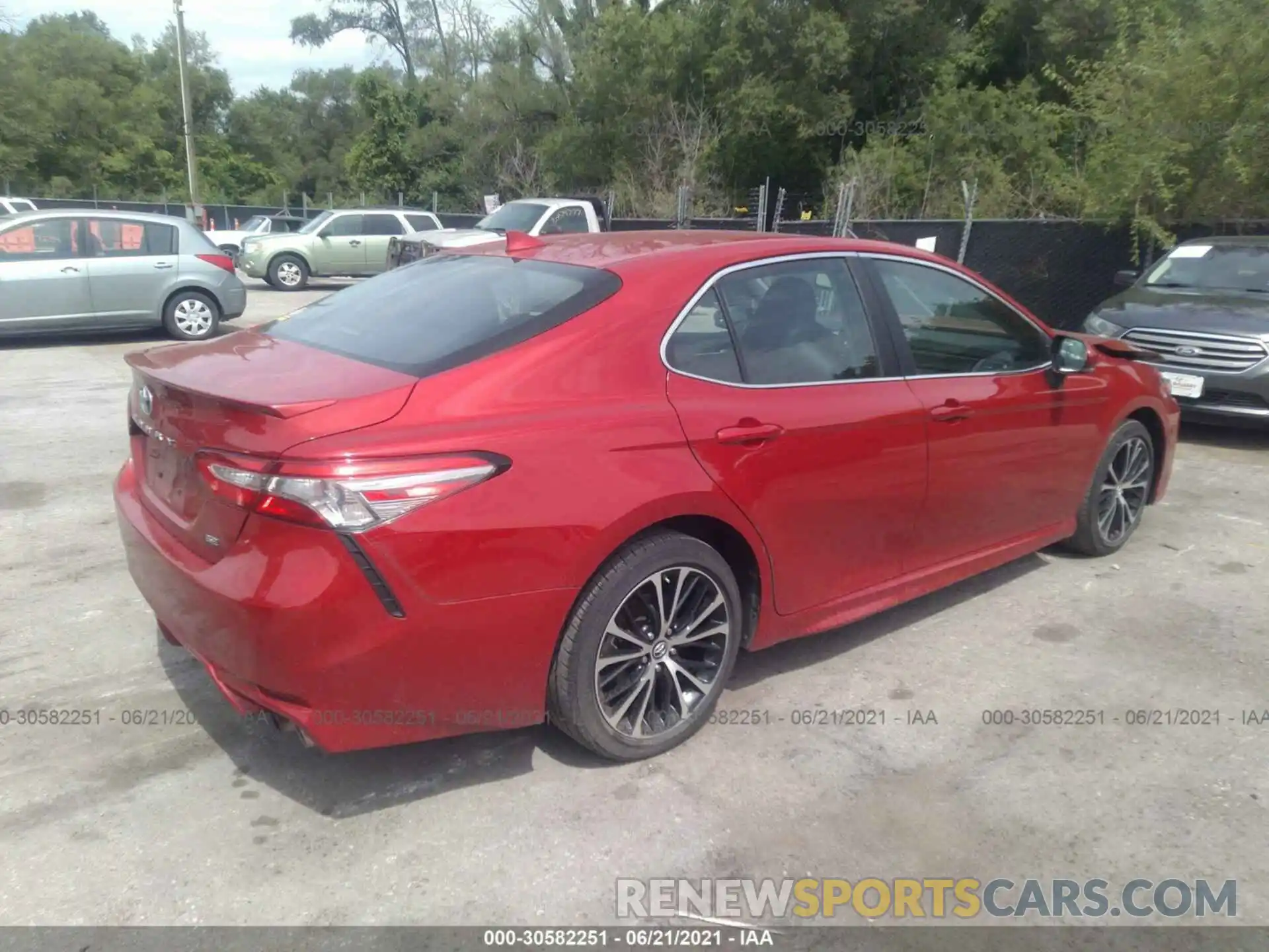 4 Photograph of a damaged car 4T1B11HK1KU267348 TOYOTA CAMRY 2019