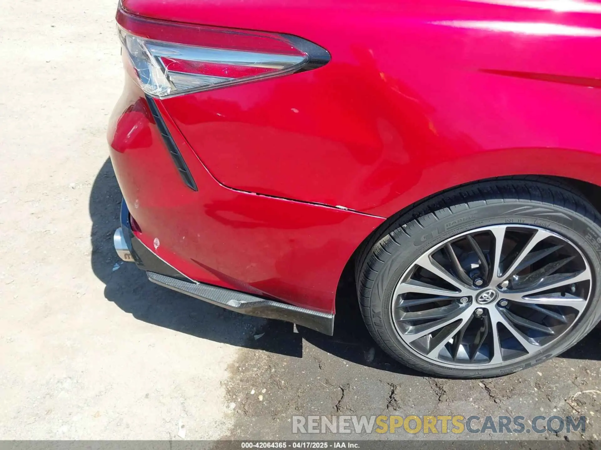 18 Photograph of a damaged car 4T1B11HK1KU276518 TOYOTA CAMRY 2019