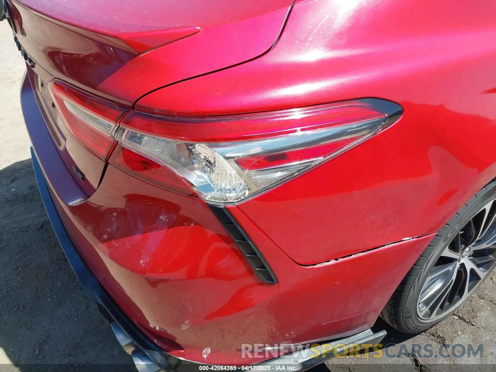 19 Photograph of a damaged car 4T1B11HK1KU276518 TOYOTA CAMRY 2019