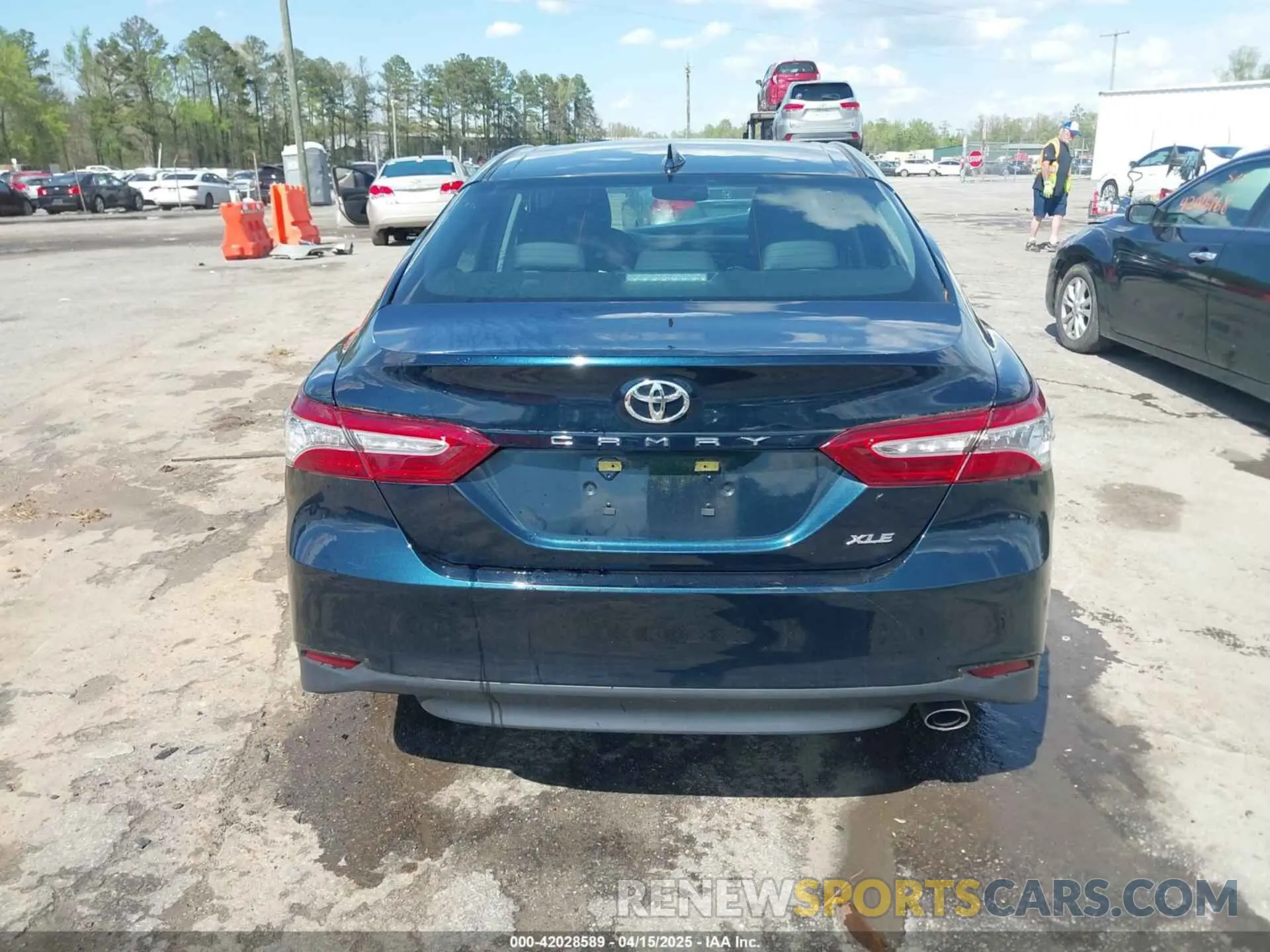 15 Photograph of a damaged car 4T1B11HK1KU707262 TOYOTA CAMRY 2019