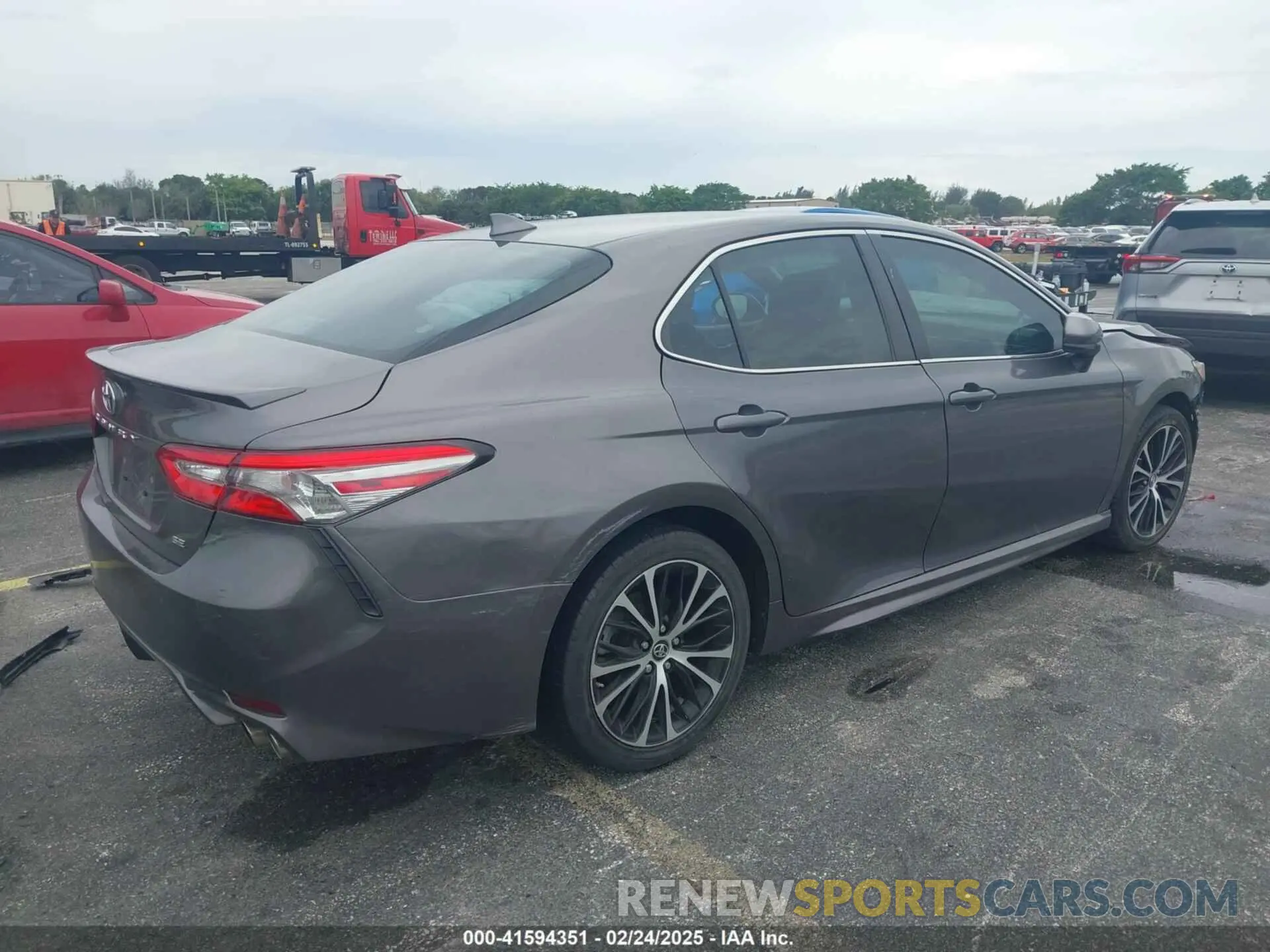 4 Photograph of a damaged car 4T1B11HK1KU739869 TOYOTA CAMRY 2019