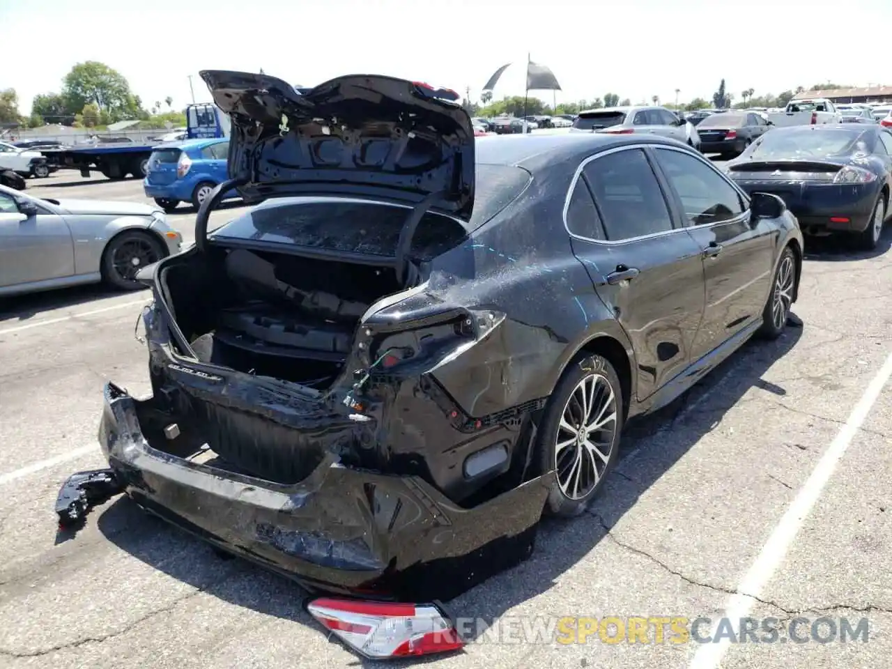 4 Photograph of a damaged car 4T1B11HK1KU747504 TOYOTA CAMRY 2019