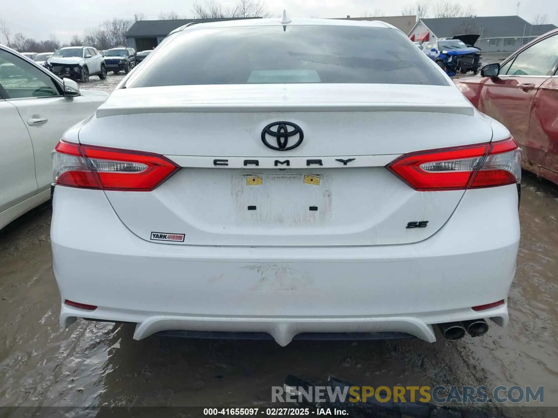 16 Photograph of a damaged car 4T1B11HK1KU770538 TOYOTA CAMRY 2019