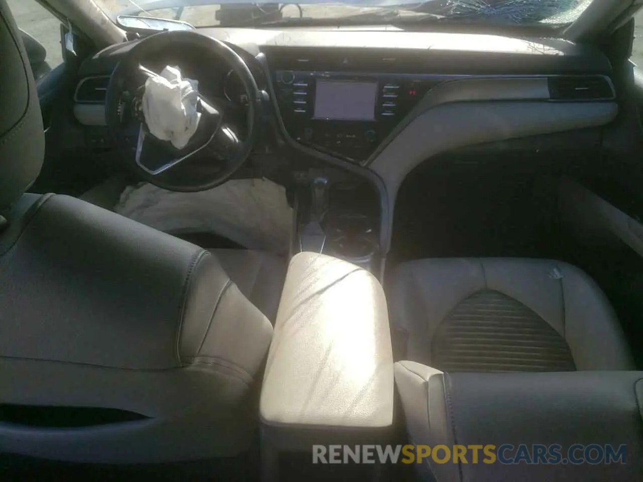 8 Photograph of a damaged car 4T1B11HK1KU828647 TOYOTA CAMRY 2019
