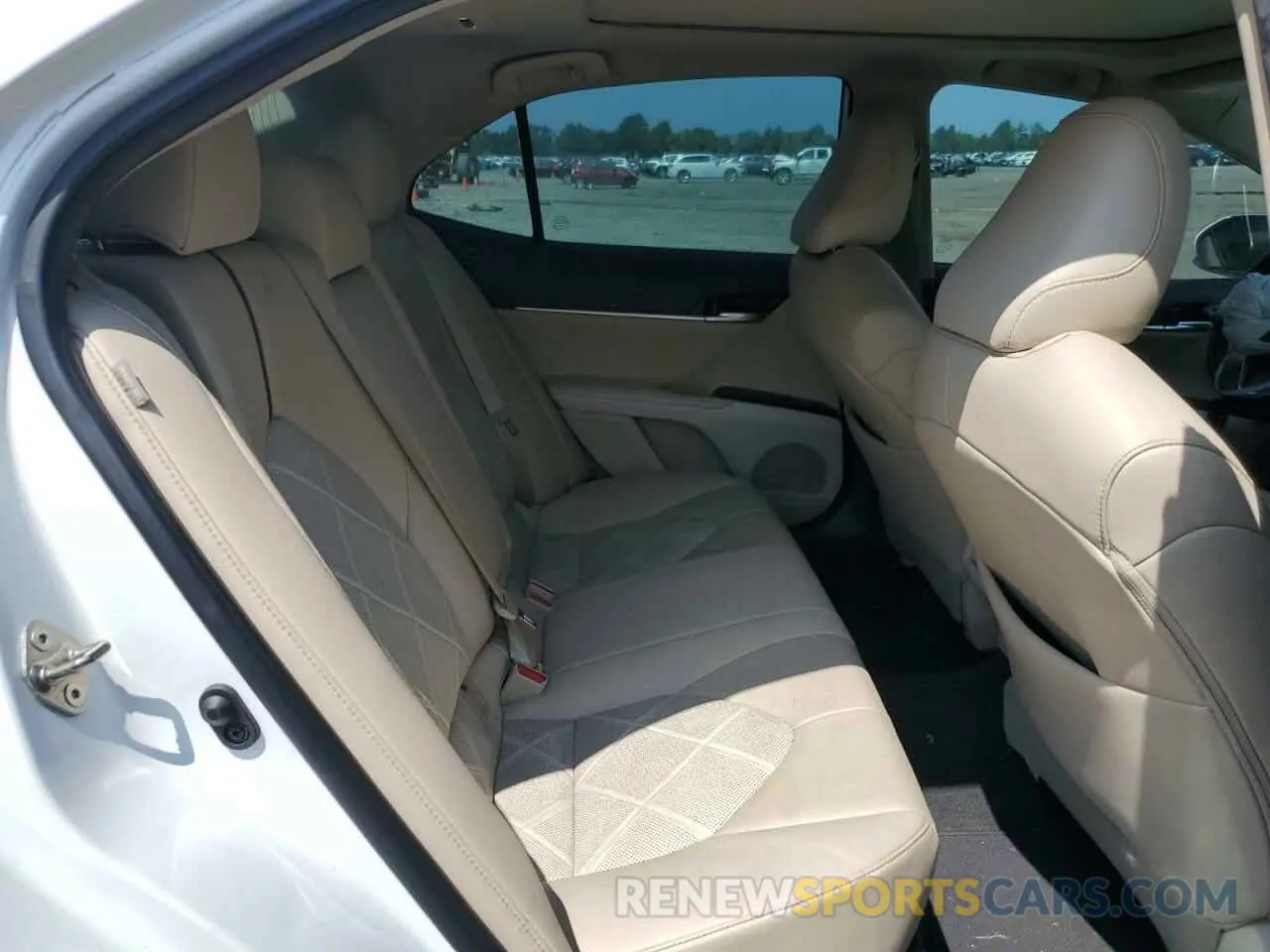 10 Photograph of a damaged car 4T1B11HK1KU829233 TOYOTA CAMRY 2019