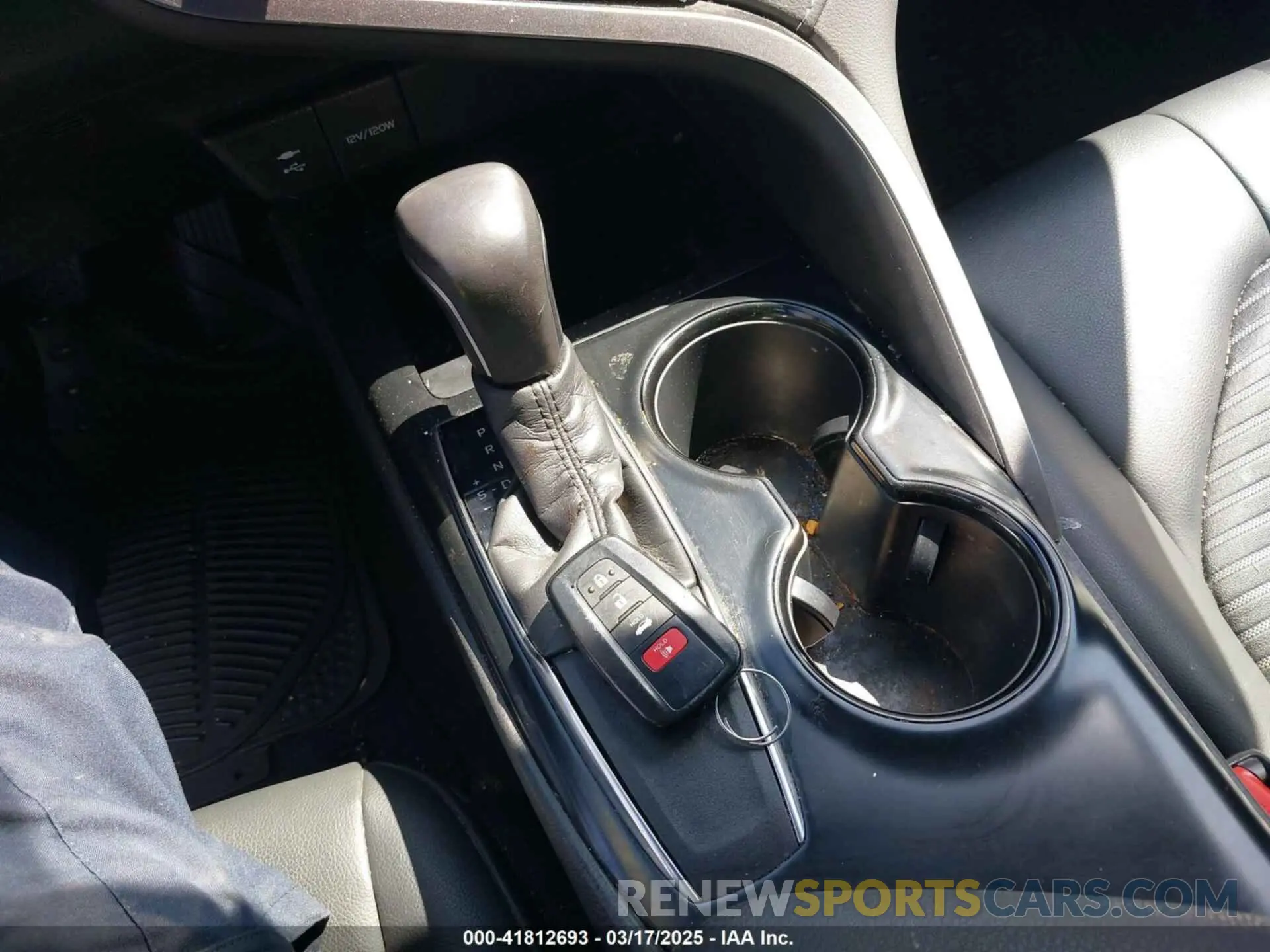 11 Photograph of a damaged car 4T1B11HK1KU831564 TOYOTA CAMRY 2019