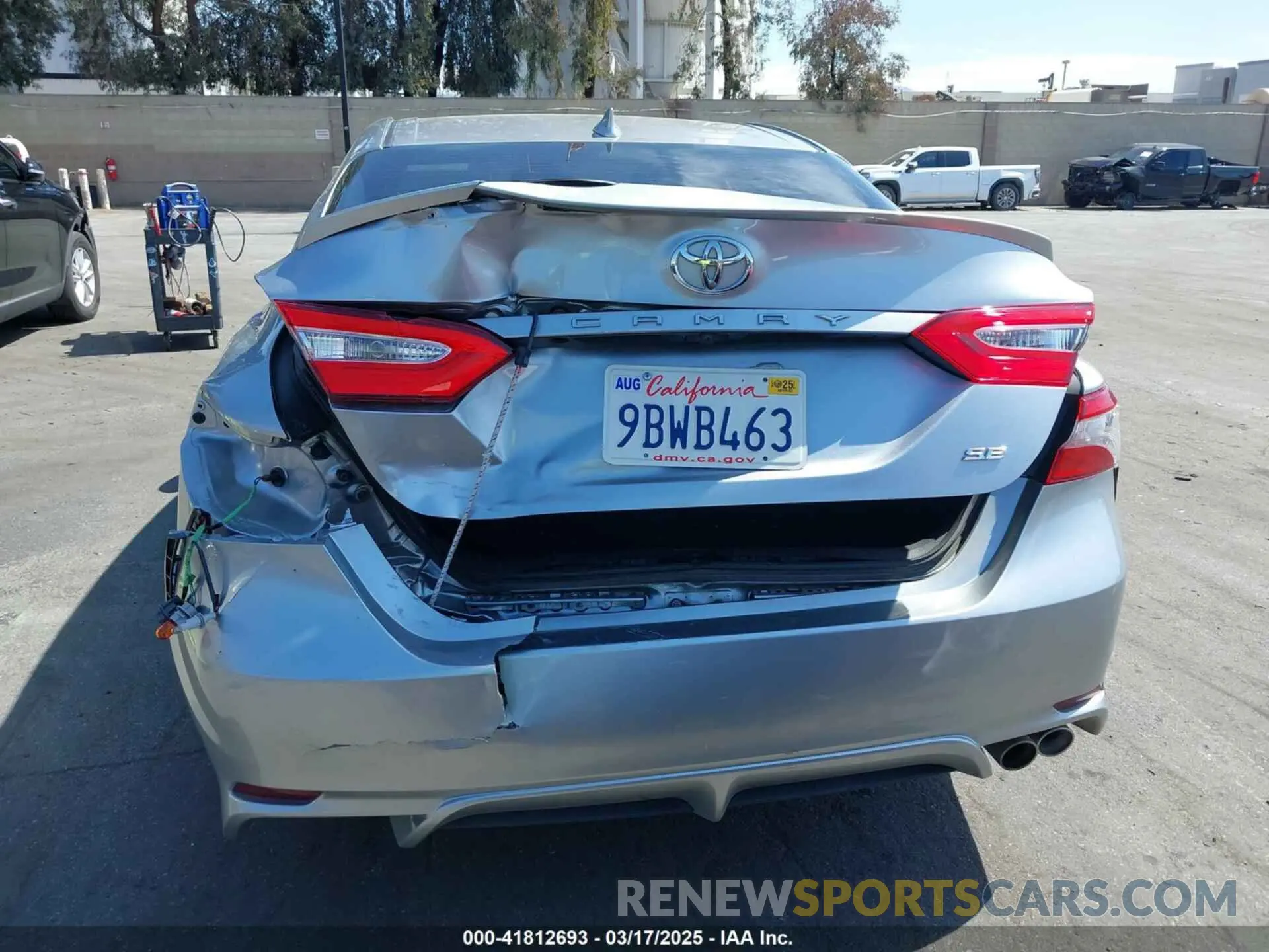 17 Photograph of a damaged car 4T1B11HK1KU831564 TOYOTA CAMRY 2019
