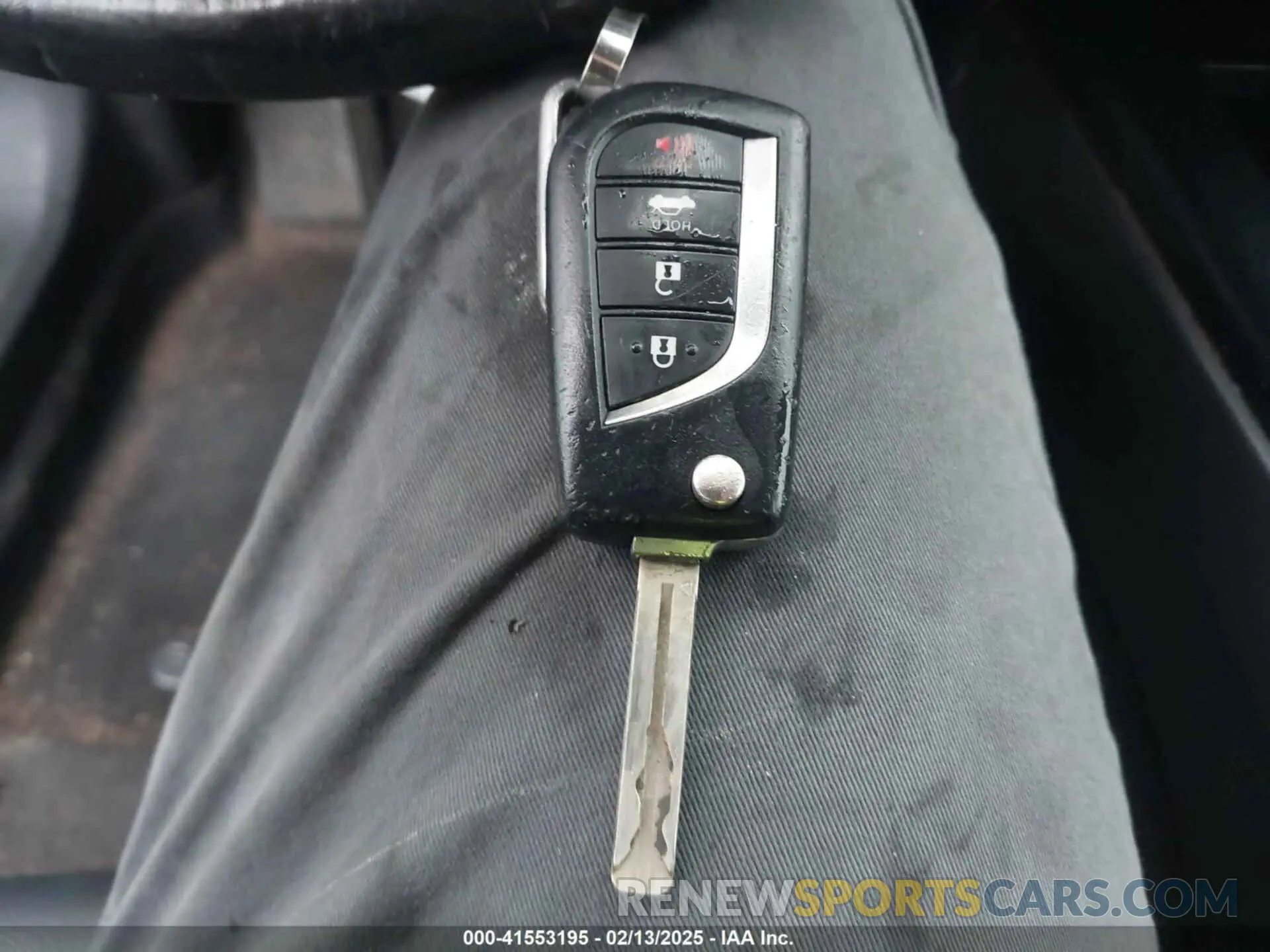 11 Photograph of a damaged car 4T1B11HK2KU166206 TOYOTA CAMRY 2019