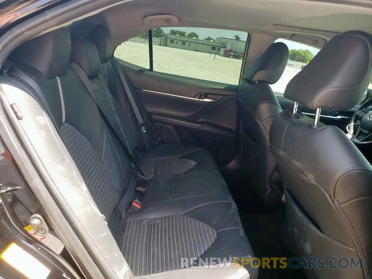 10 Photograph of a damaged car 4T1B11HK2KU175729 TOYOTA CAMRY 2019