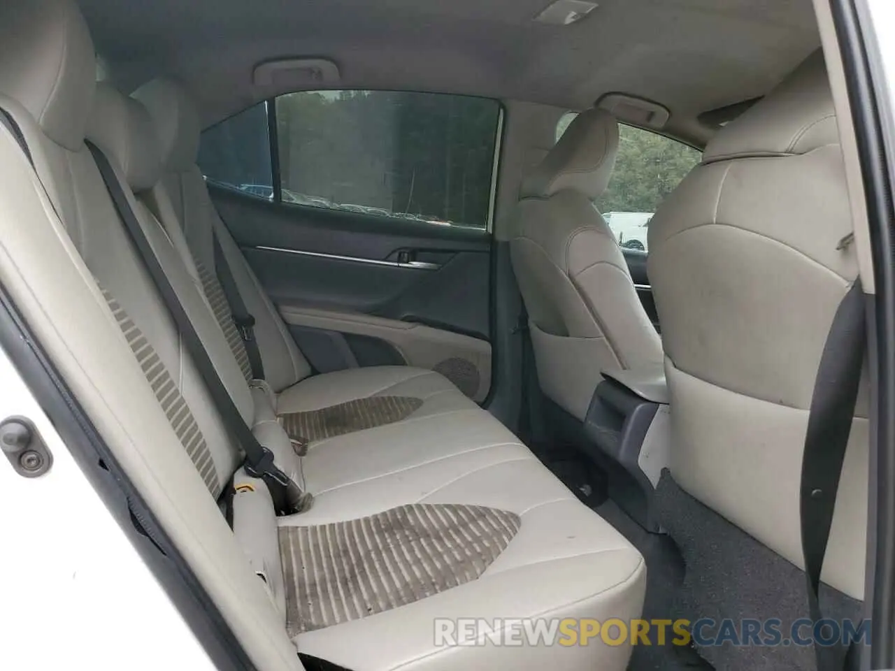 10 Photograph of a damaged car 4T1B11HK2KU176301 TOYOTA CAMRY 2019