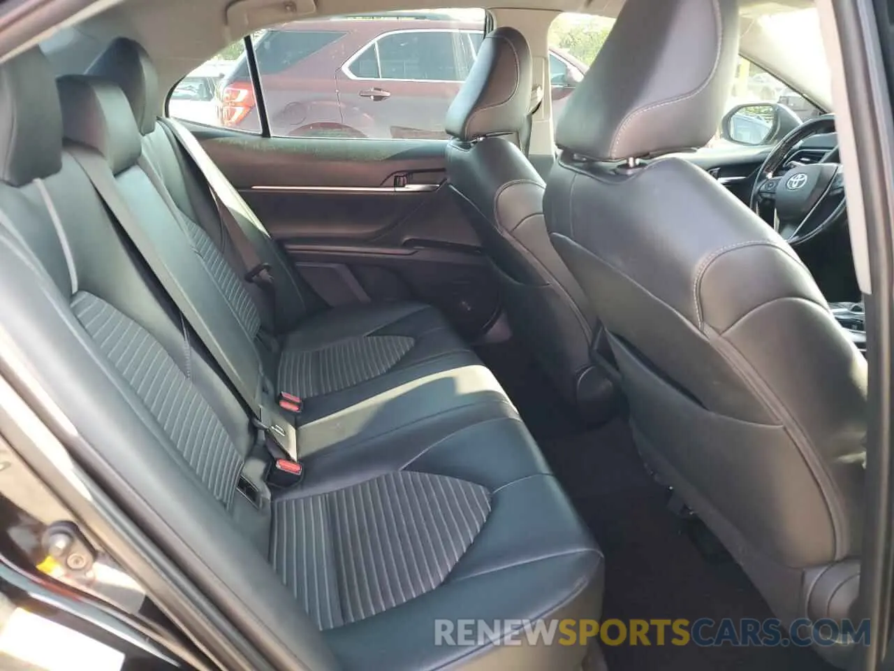 10 Photograph of a damaged car 4T1B11HK2KU225772 TOYOTA CAMRY 2019