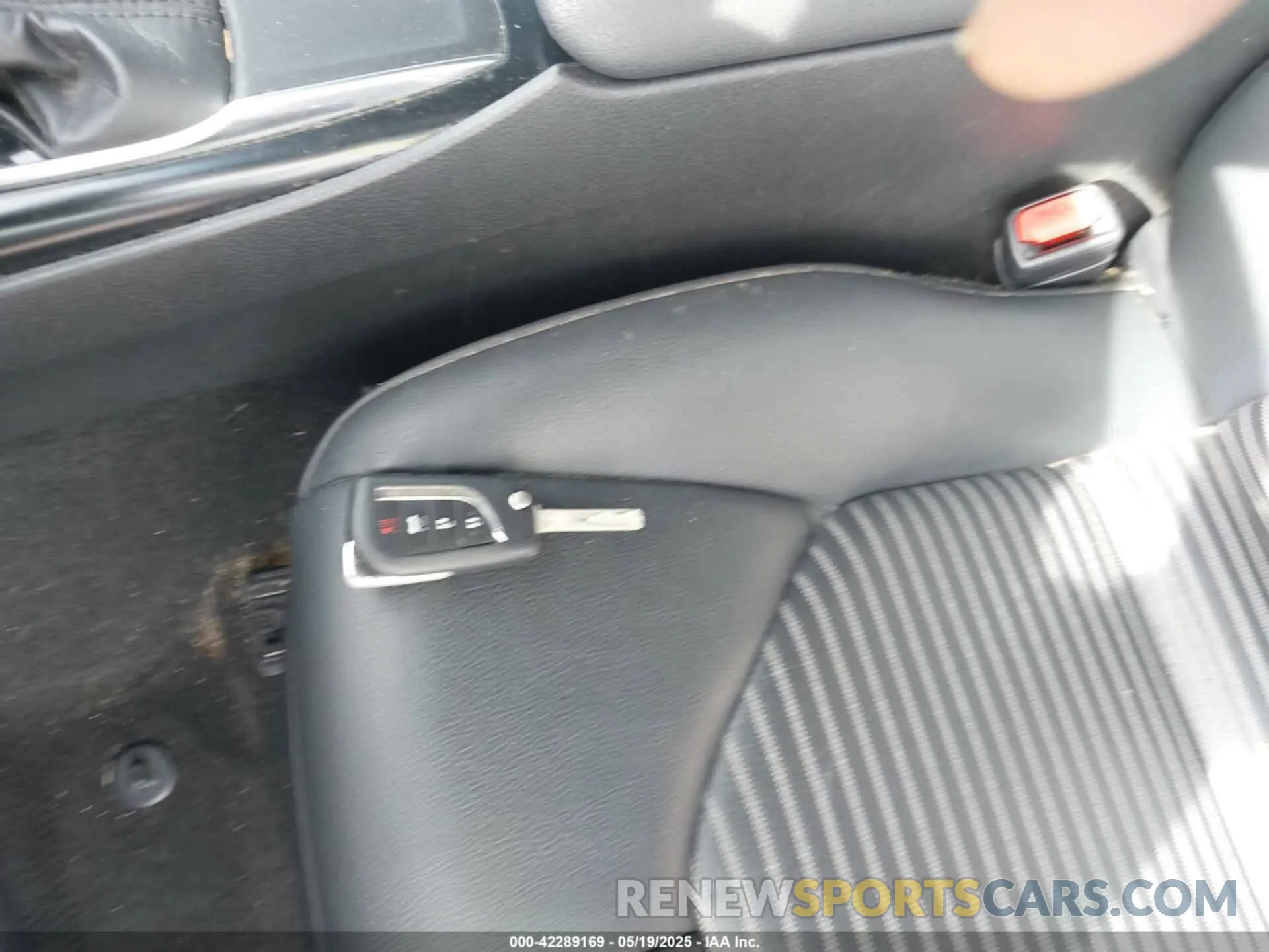 11 Photograph of a damaged car 4T1B11HK2KU281694 TOYOTA CAMRY 2019