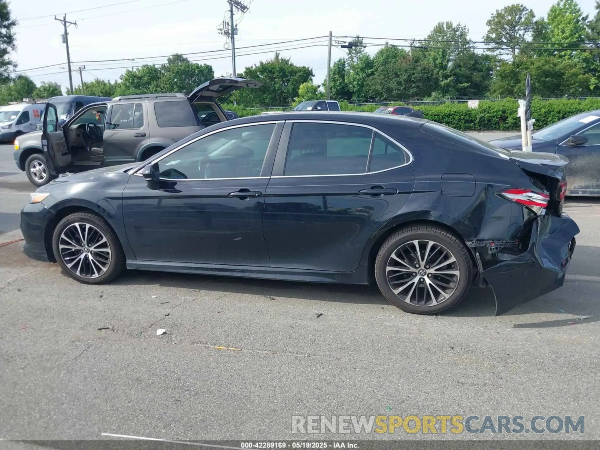 14 Photograph of a damaged car 4T1B11HK2KU281694 TOYOTA CAMRY 2019