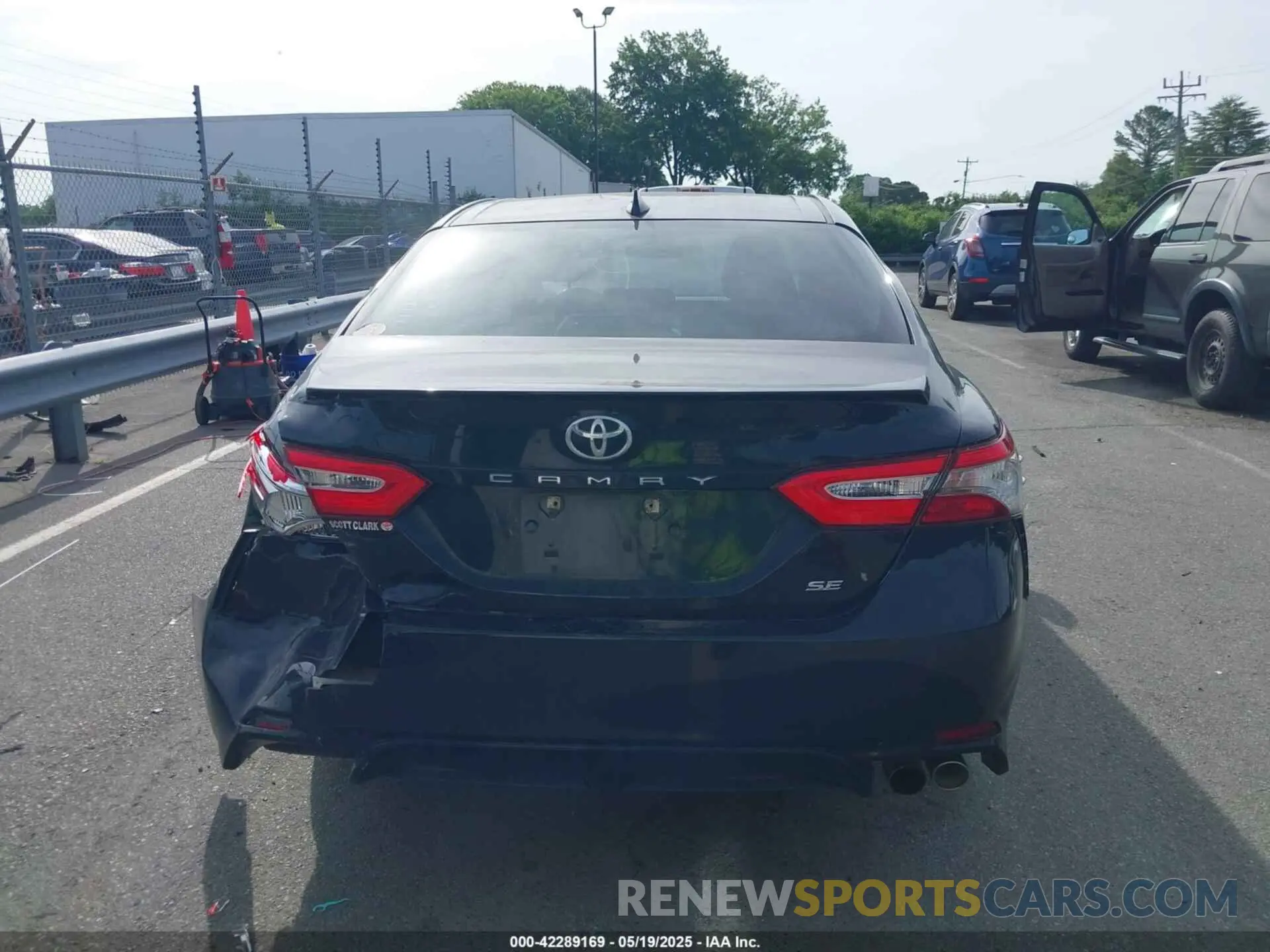 16 Photograph of a damaged car 4T1B11HK2KU281694 TOYOTA CAMRY 2019