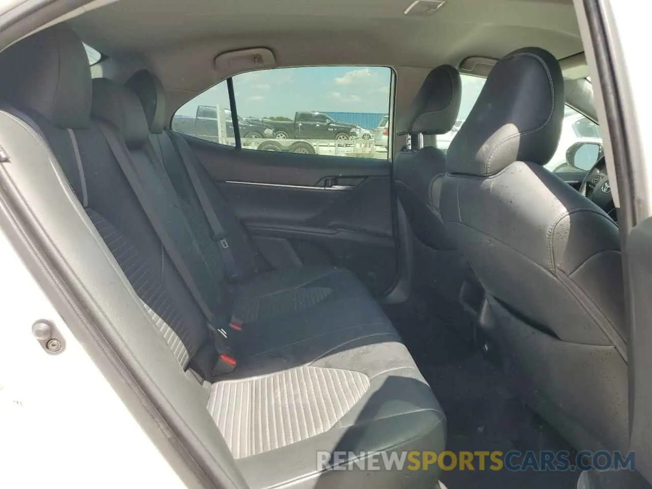 10 Photograph of a damaged car 4T1B11HK2KU703169 TOYOTA CAMRY 2019