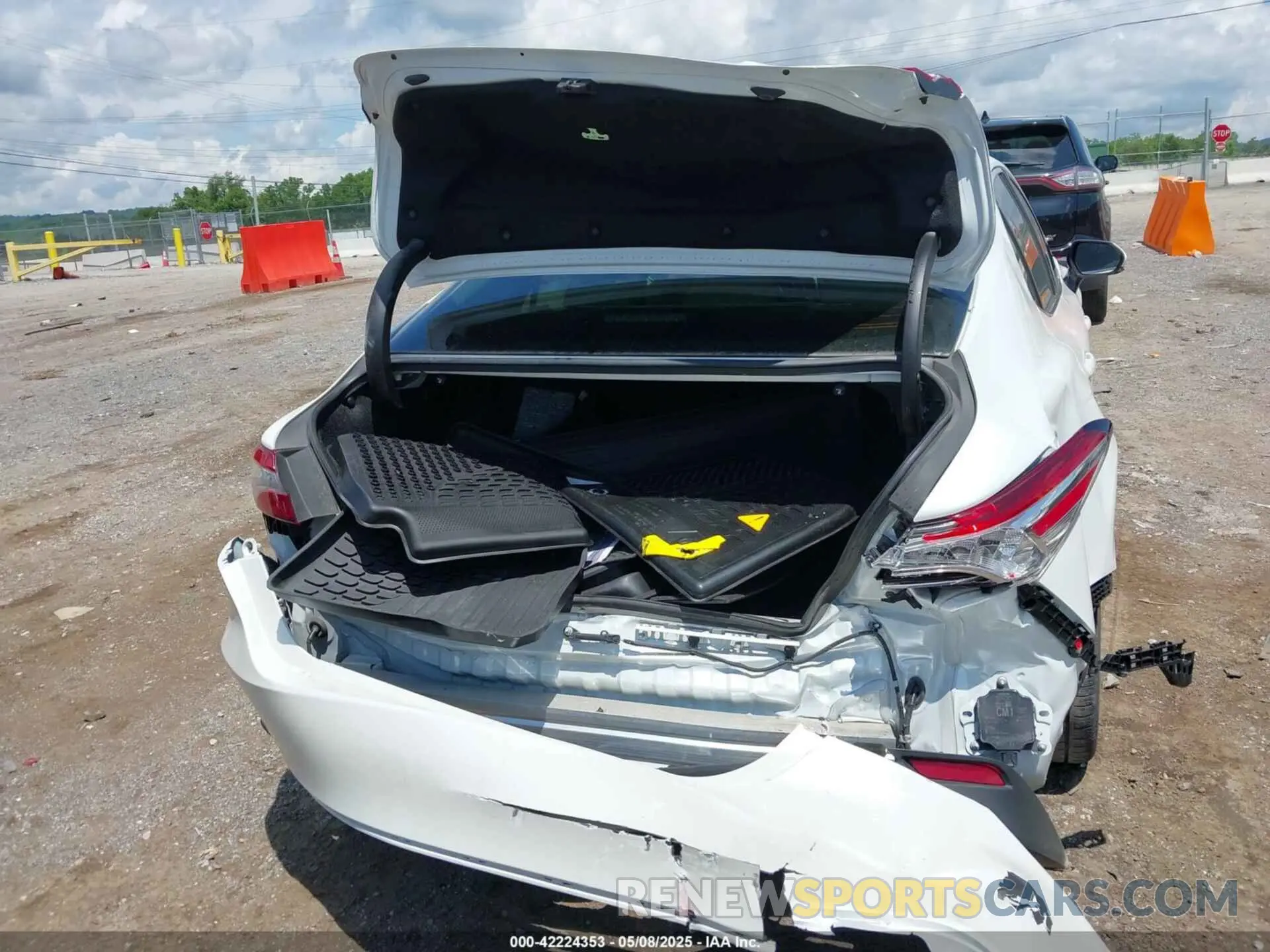 16 Photograph of a damaged car 4T1B11HK2KU724975 TOYOTA CAMRY 2019