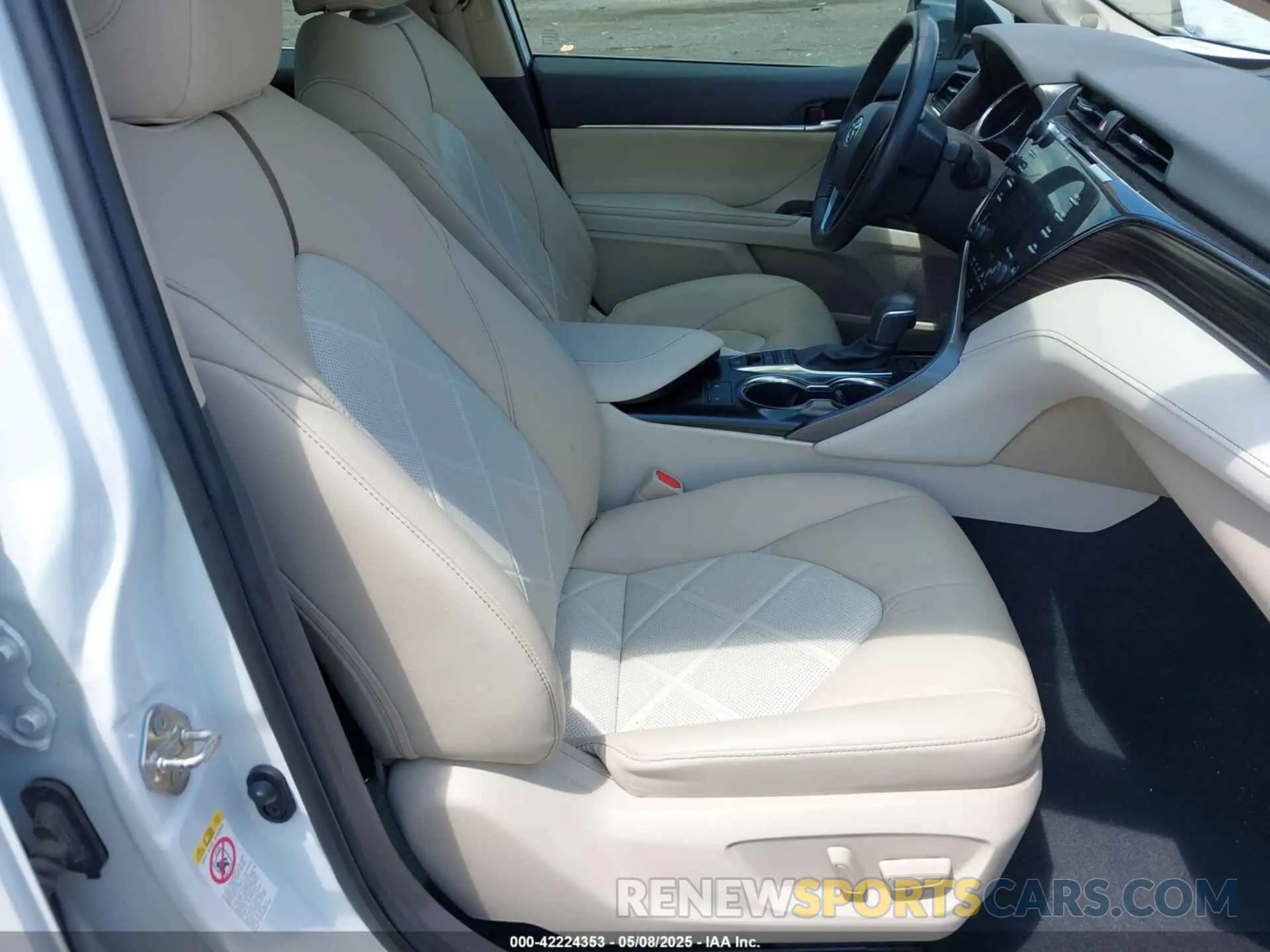 5 Photograph of a damaged car 4T1B11HK2KU724975 TOYOTA CAMRY 2019
