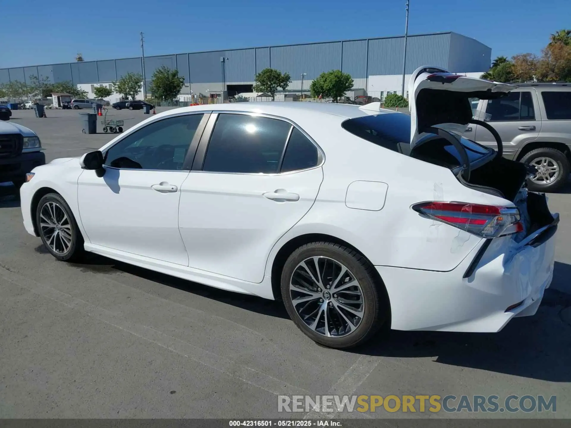 3 Photograph of a damaged car 4T1B11HK2KU732428 TOYOTA CAMRY 2019