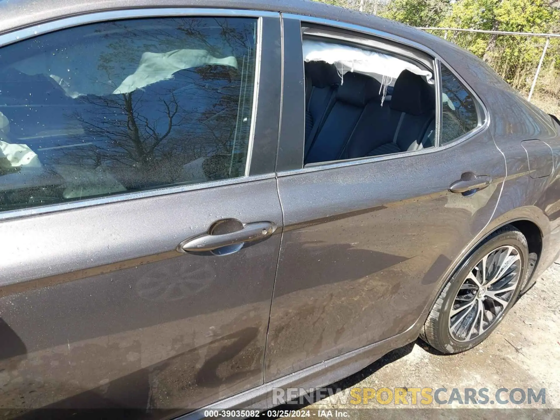 14 Photograph of a damaged car 4T1B11HK2KU754879 TOYOTA CAMRY 2019