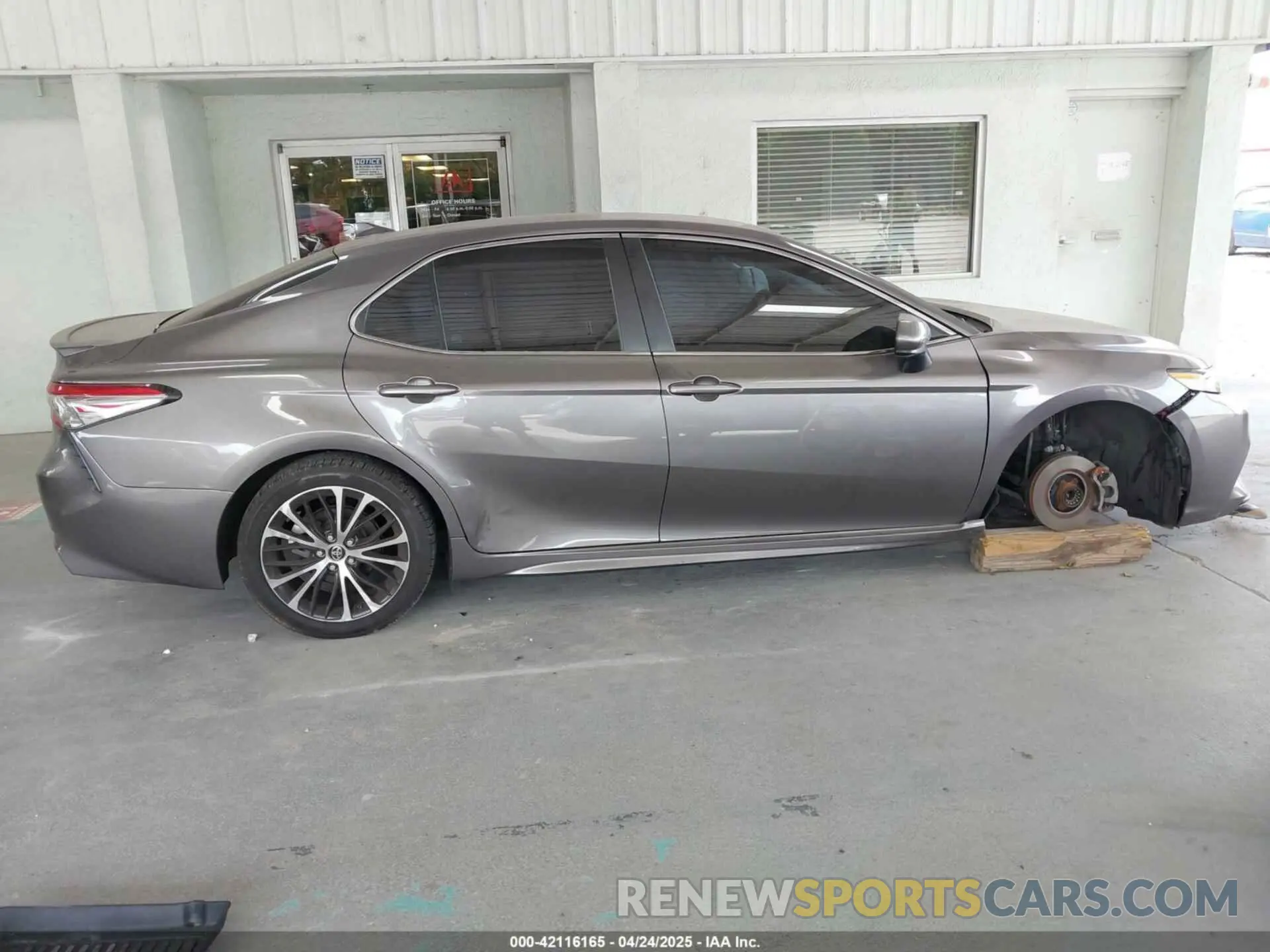 13 Photograph of a damaged car 4T1B11HK2KU756440 TOYOTA CAMRY 2019