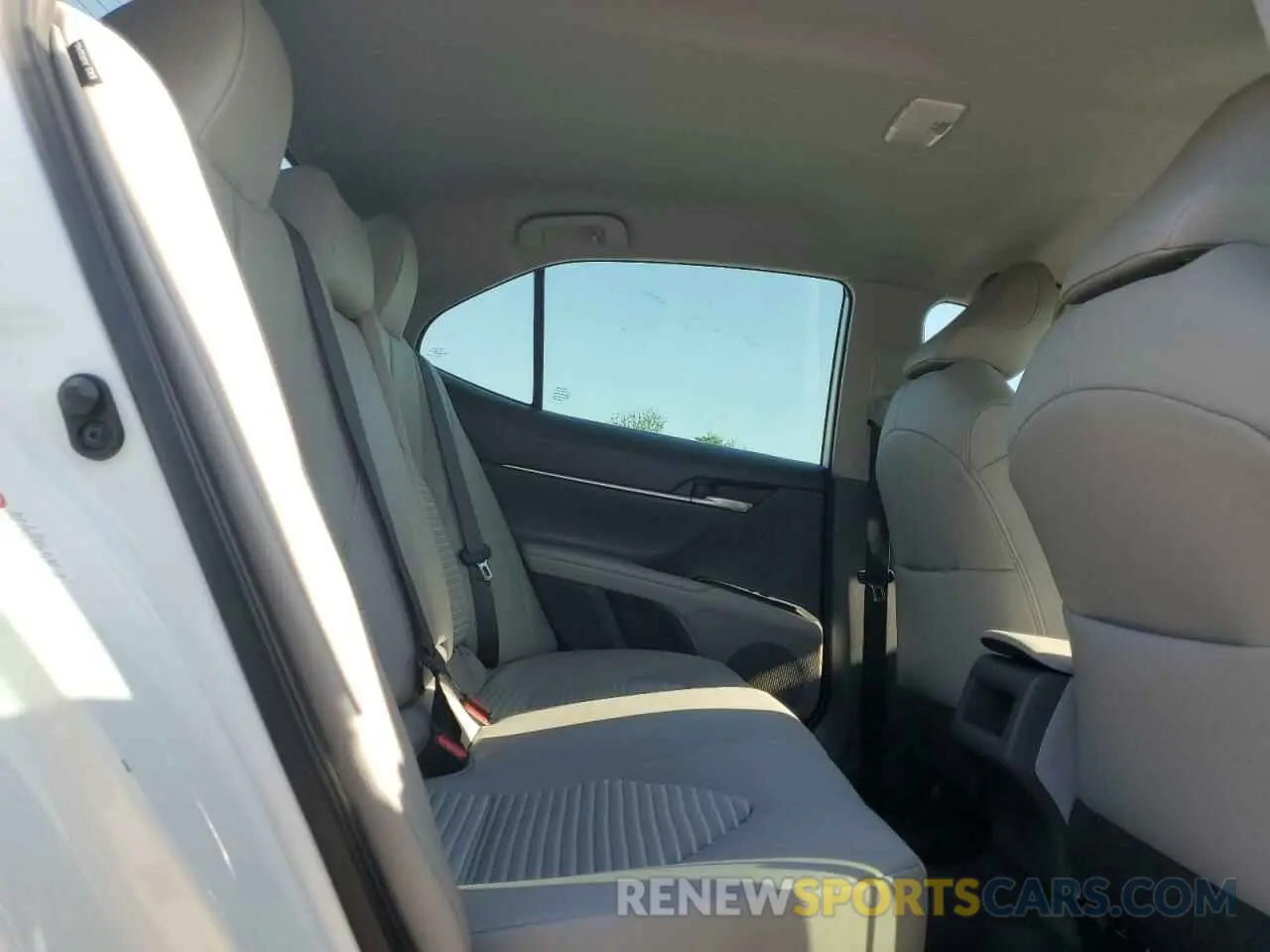 10 Photograph of a damaged car 4T1B11HK2KU772203 TOYOTA CAMRY 2019