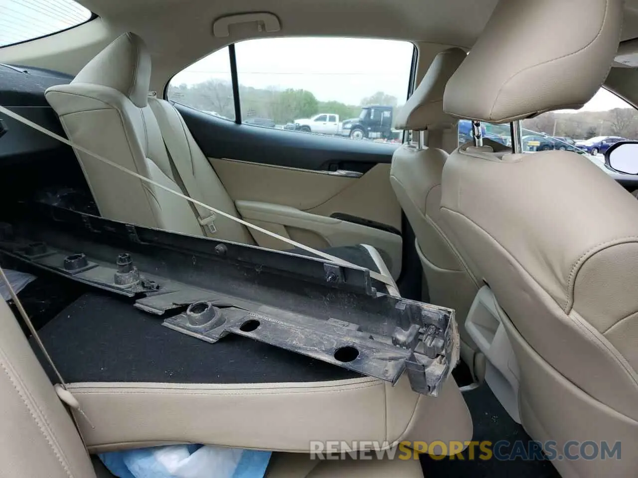 10 Photograph of a damaged car 4T1B11HK2KU842475 TOYOTA CAMRY 2019